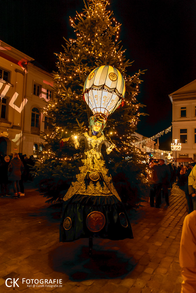 Dame auf Stelzen bei Lichterstadt Eutin 2023