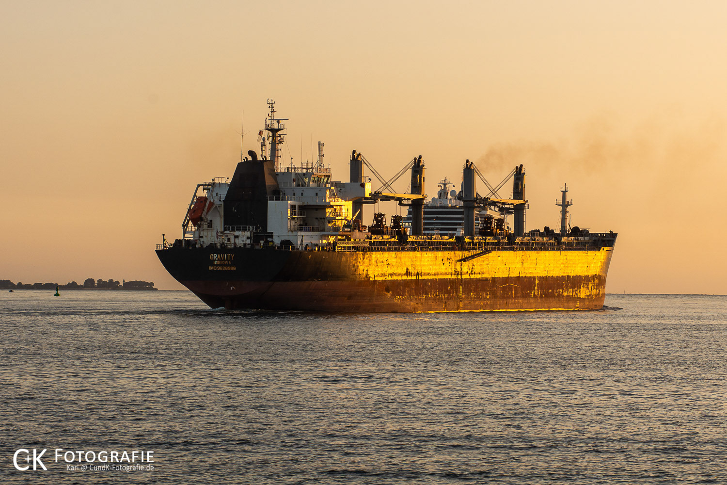 Bulker Gravity im Morgenrot auf der Kieler Förde