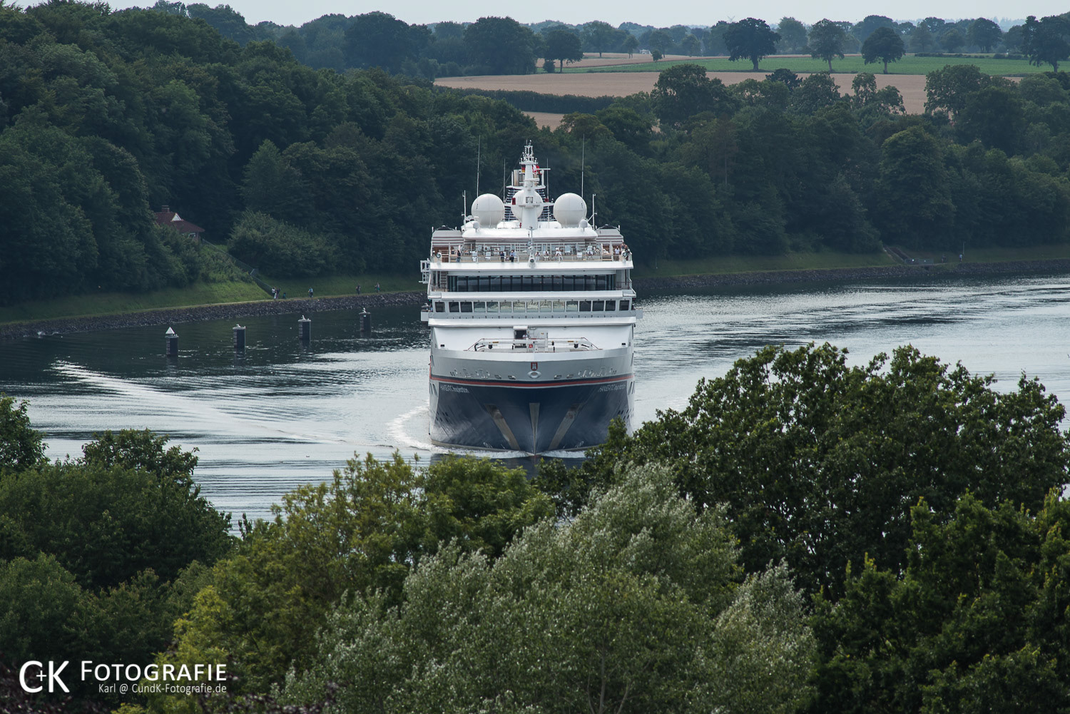 Kreuzfahrtschiff Hanseatic Inspiration vor der Weiche Schwartenbek