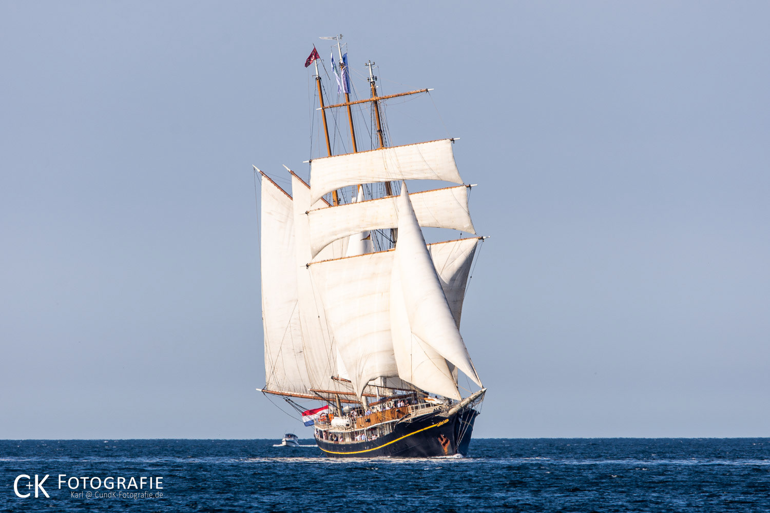Segelschiff unter vollen Segel bei Falkenstein