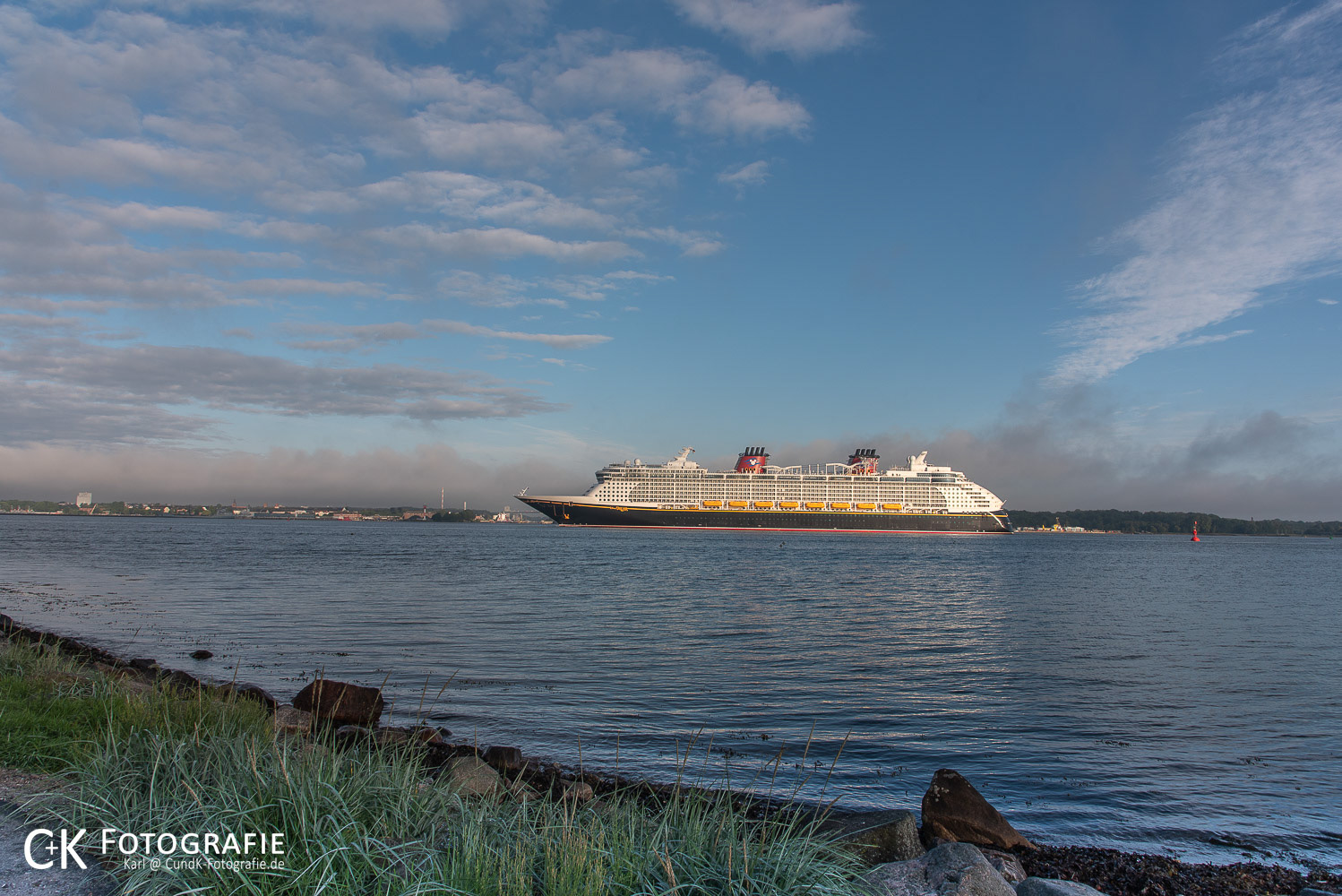 Disney Dream auf der Kieler Förde