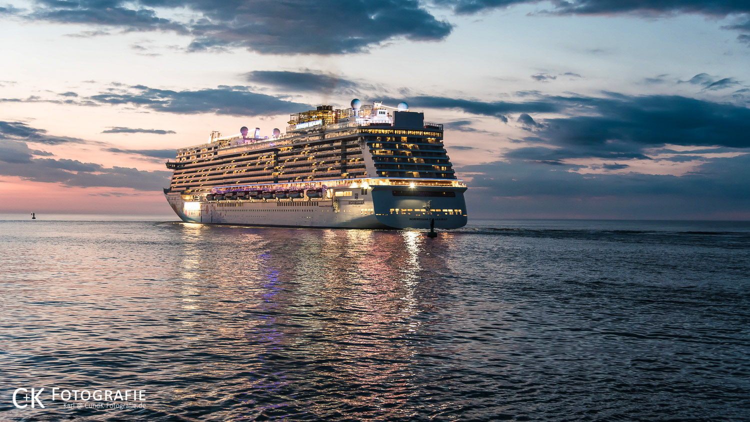 Norwegian Breakaway auf der Ostsee vor Warnemünde im Abendrot