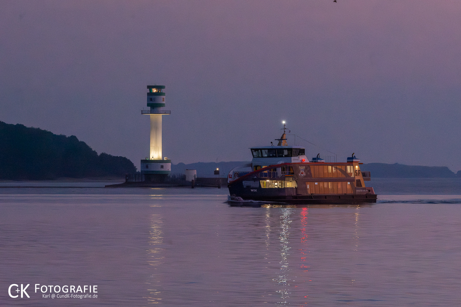 Leuchtturm Friedrichsort und Förde Schiff am frühen Morgen