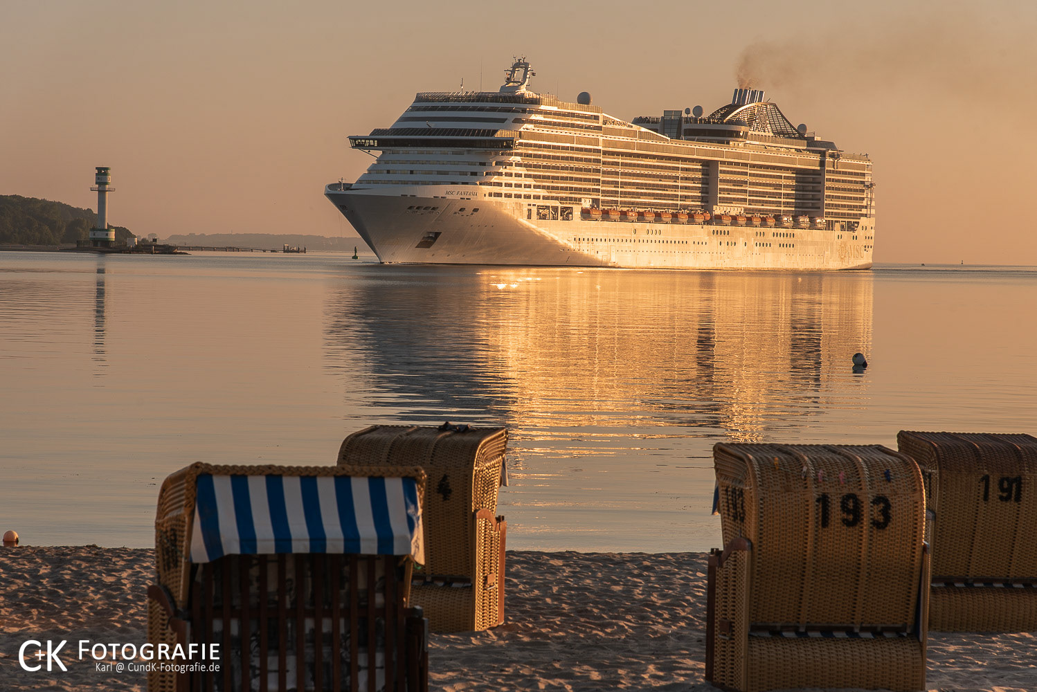 MSC Fantasia auf der Kieler Förde bei Heikendorf