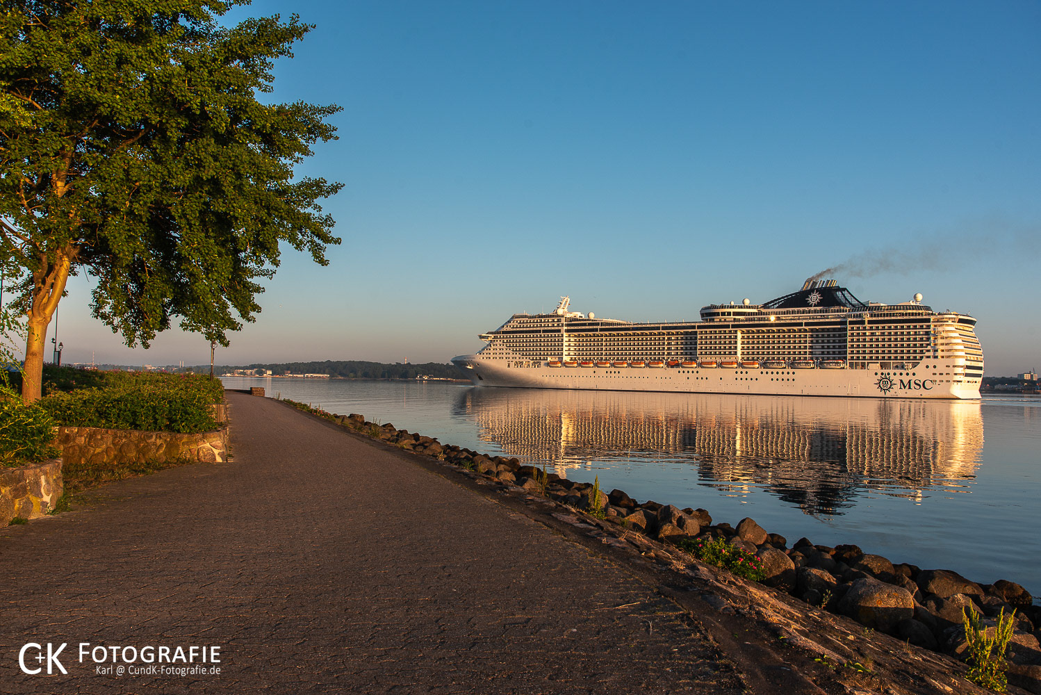MSC Fantasia am U-Boot Ehrenmal in Kiel