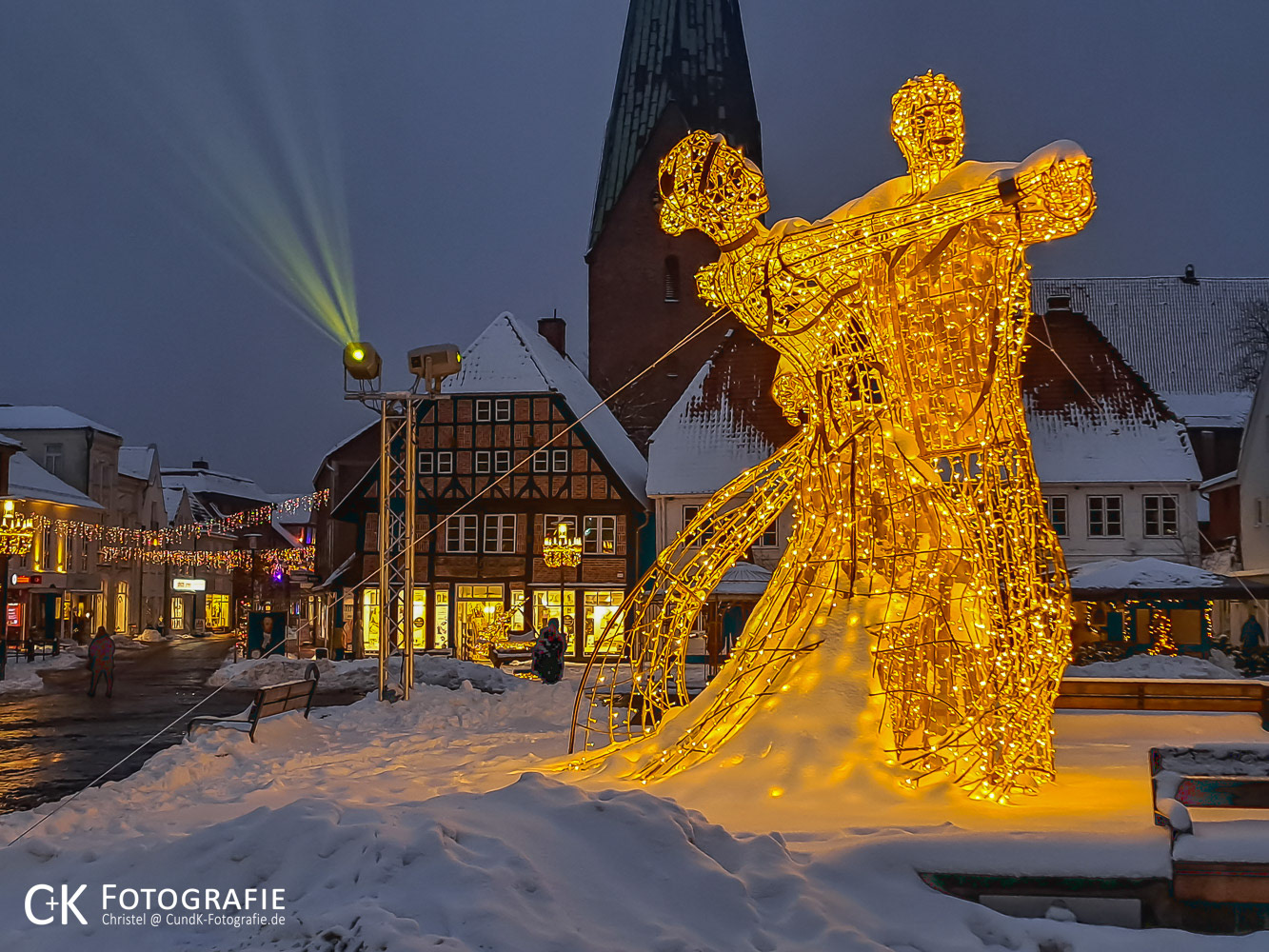 Tanzpaar auf dem Marktplatz in Eutin im Rahmen der Lichterstadt Eutin