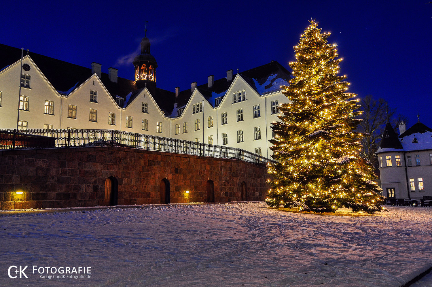 Schloß Plön im Winter mit Weihnachtsbaum