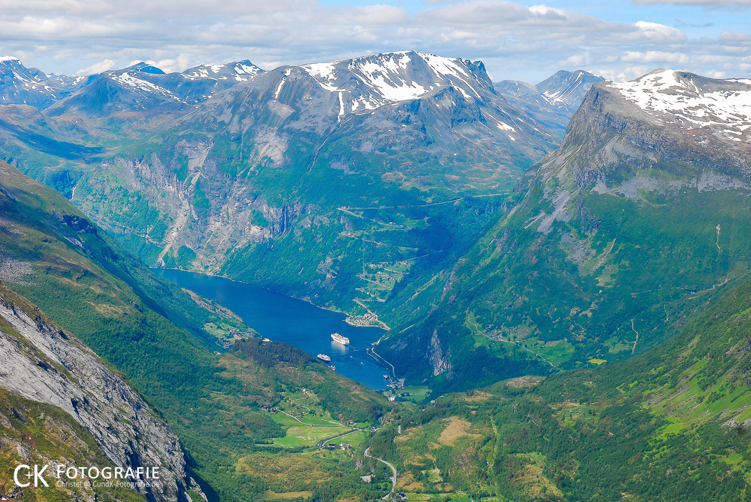 Blick auf Geirangerfjord mit Adlerkehren