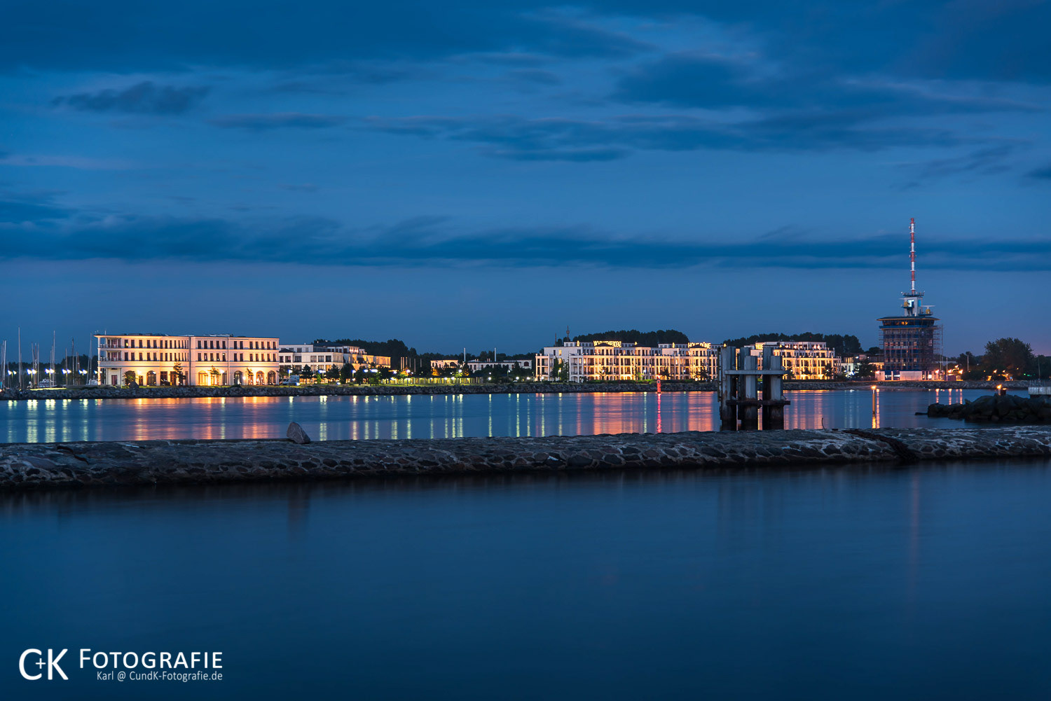 Hotel Hohe Düne in Warnemünde hell erleuchtet