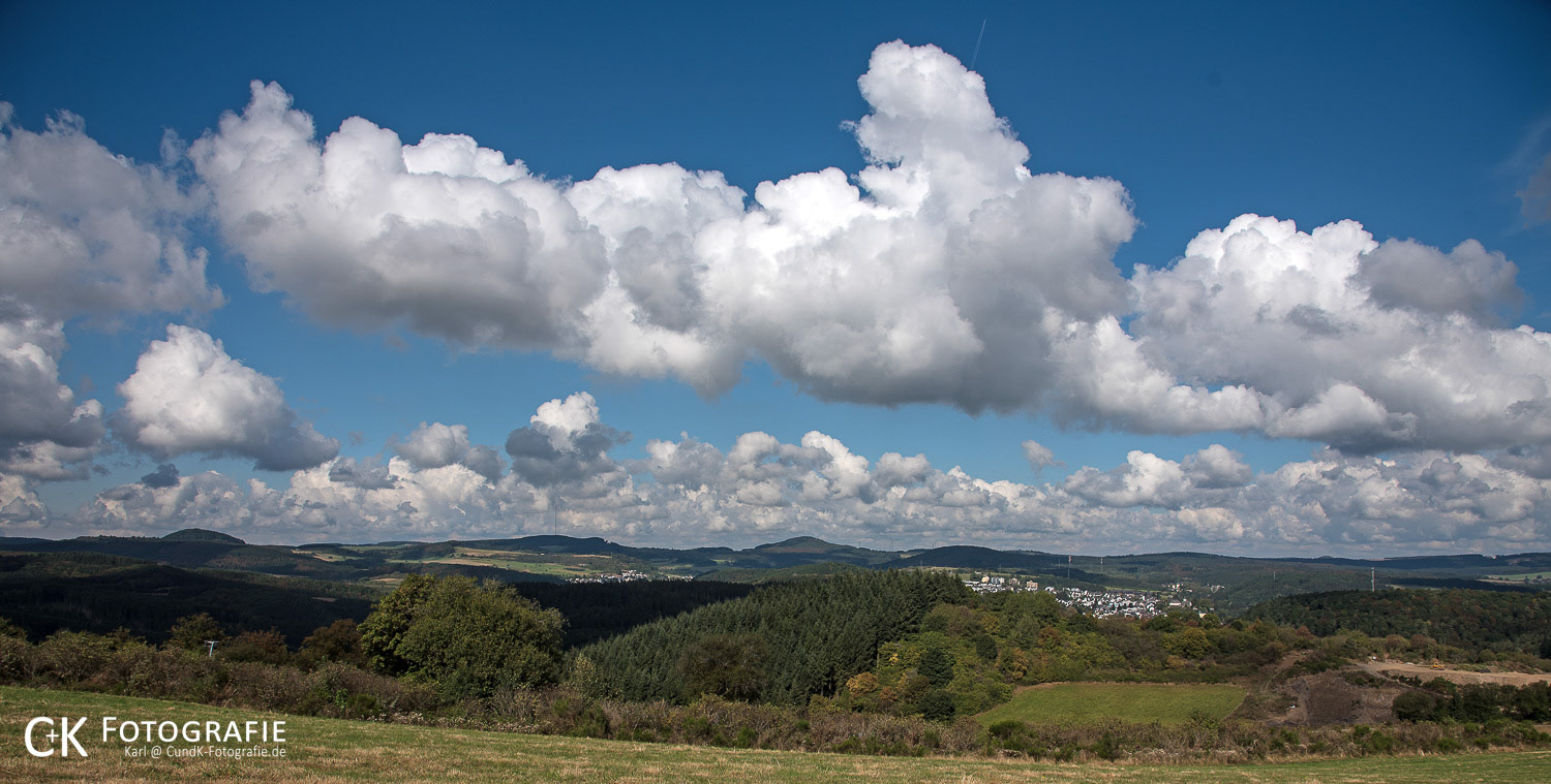 Landschaft mit Wolken und Wald in der Eifel