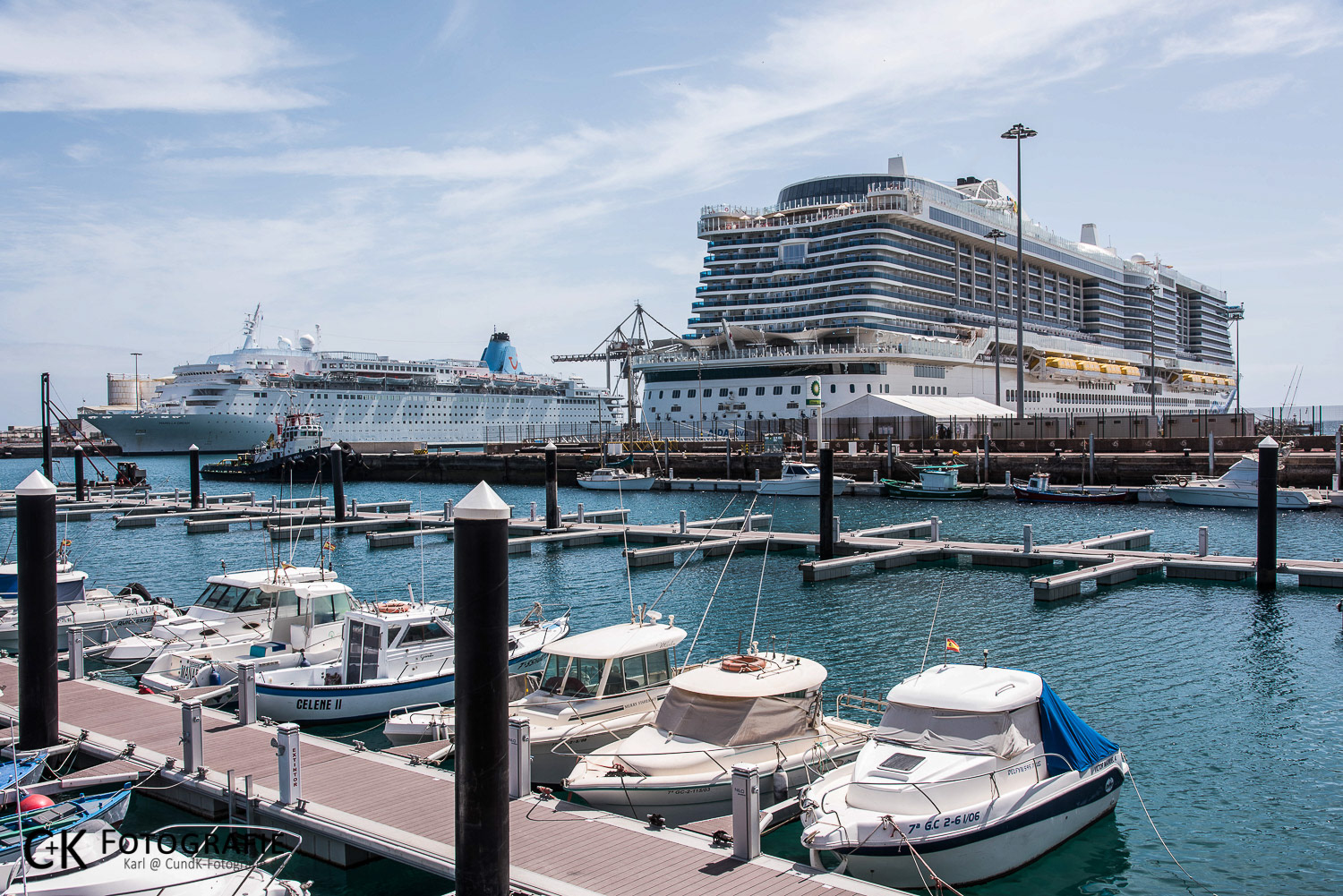 Marella Dream und AIDAnova, das zu diesem Zeitpunkt erste und letzte von der Meyer Werft gebaute Kreuzfahrtschiff zusammen im Hafen von Puerto del Rosario