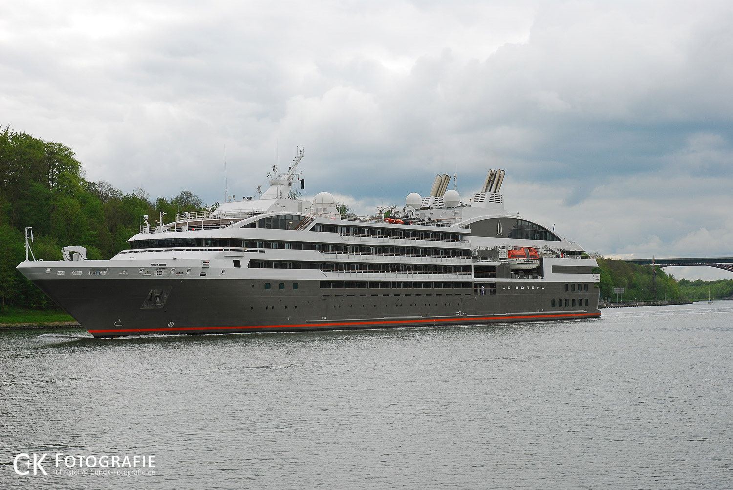 Kreuzfahrtschiff Le Boreal mit Kurs auf die Holtenauer Schleusen