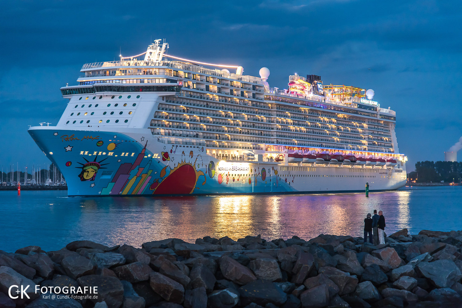 Norwegian Breakaway verläßt Warnemünde in der Abenddämmerung