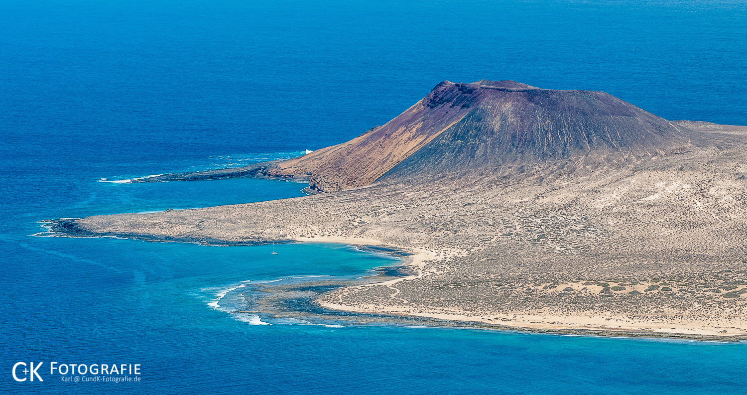 Bucht Playa Francesa mit Montana Amarilla auf La Graciosa