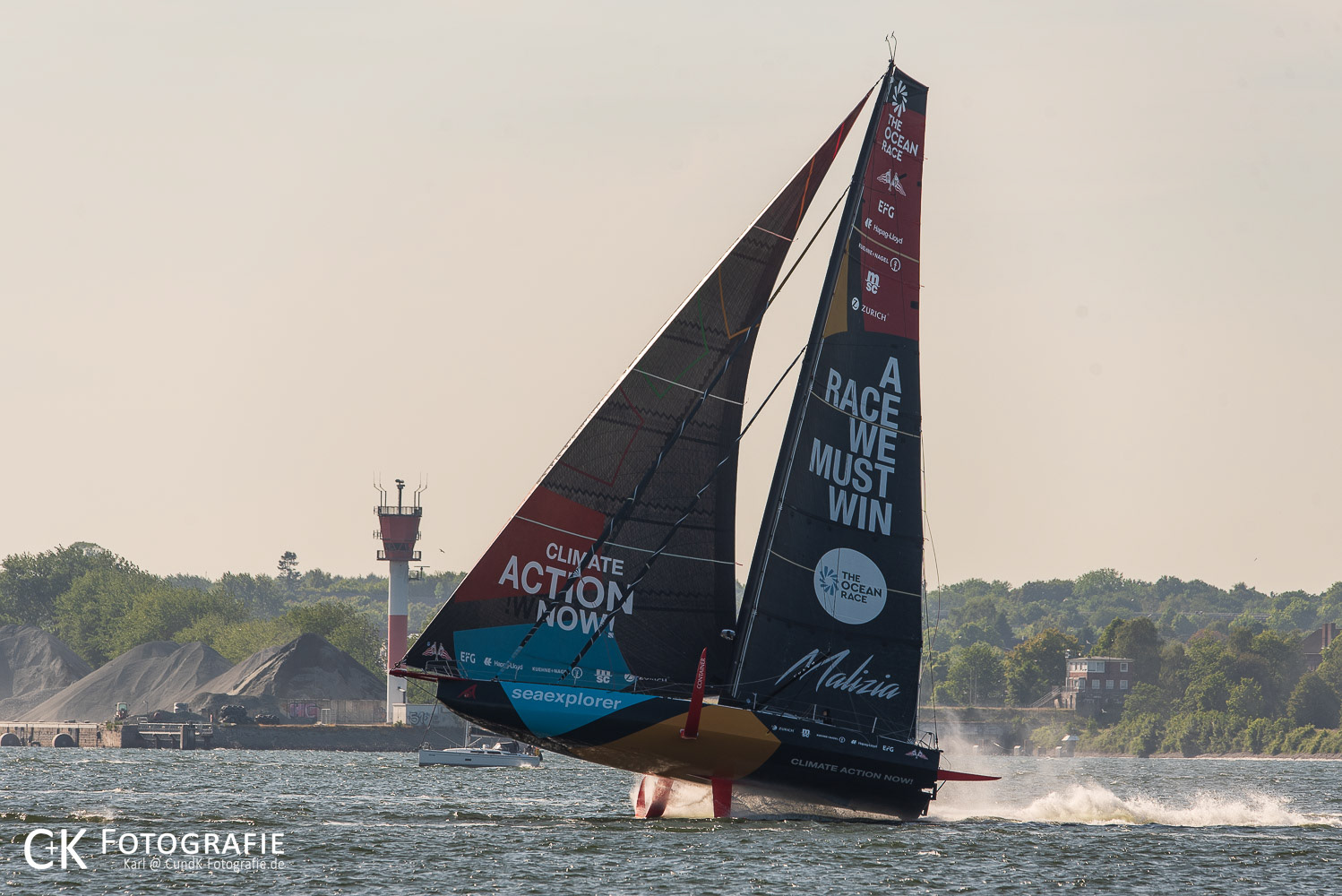 Malizia nimmt in Kiel noch einmal Fahrt auf, um Boden auf die führenden Boote gut zu machen