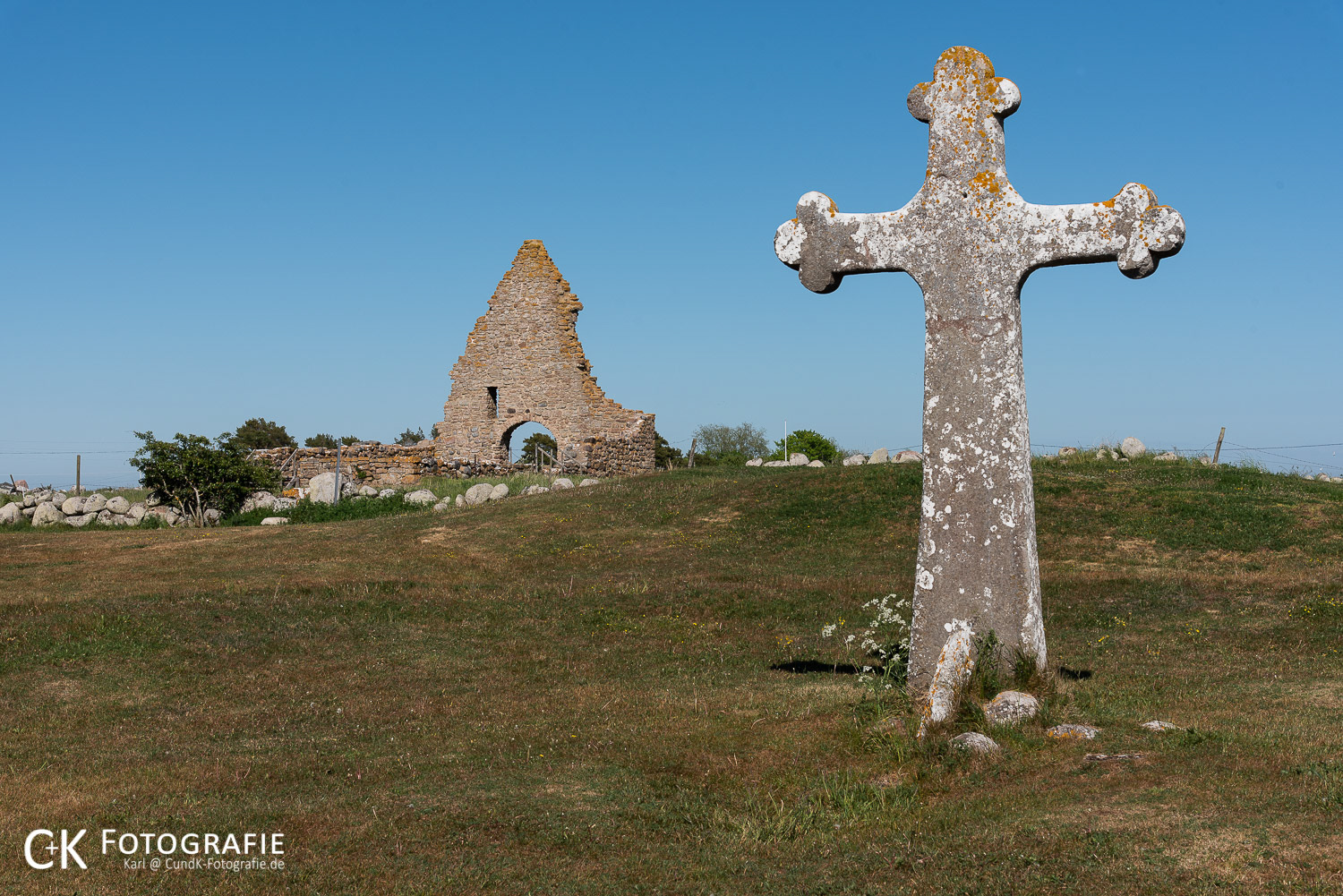 Kreuz und Ruine St. Brittas Kapelle