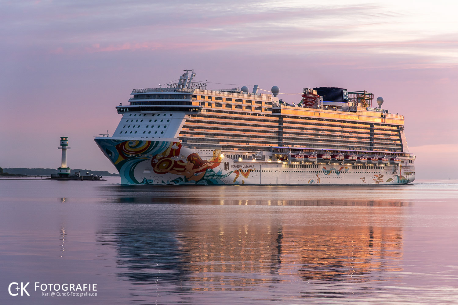 Norwegian Getaway im Morgenlicht bei Friedrichsort