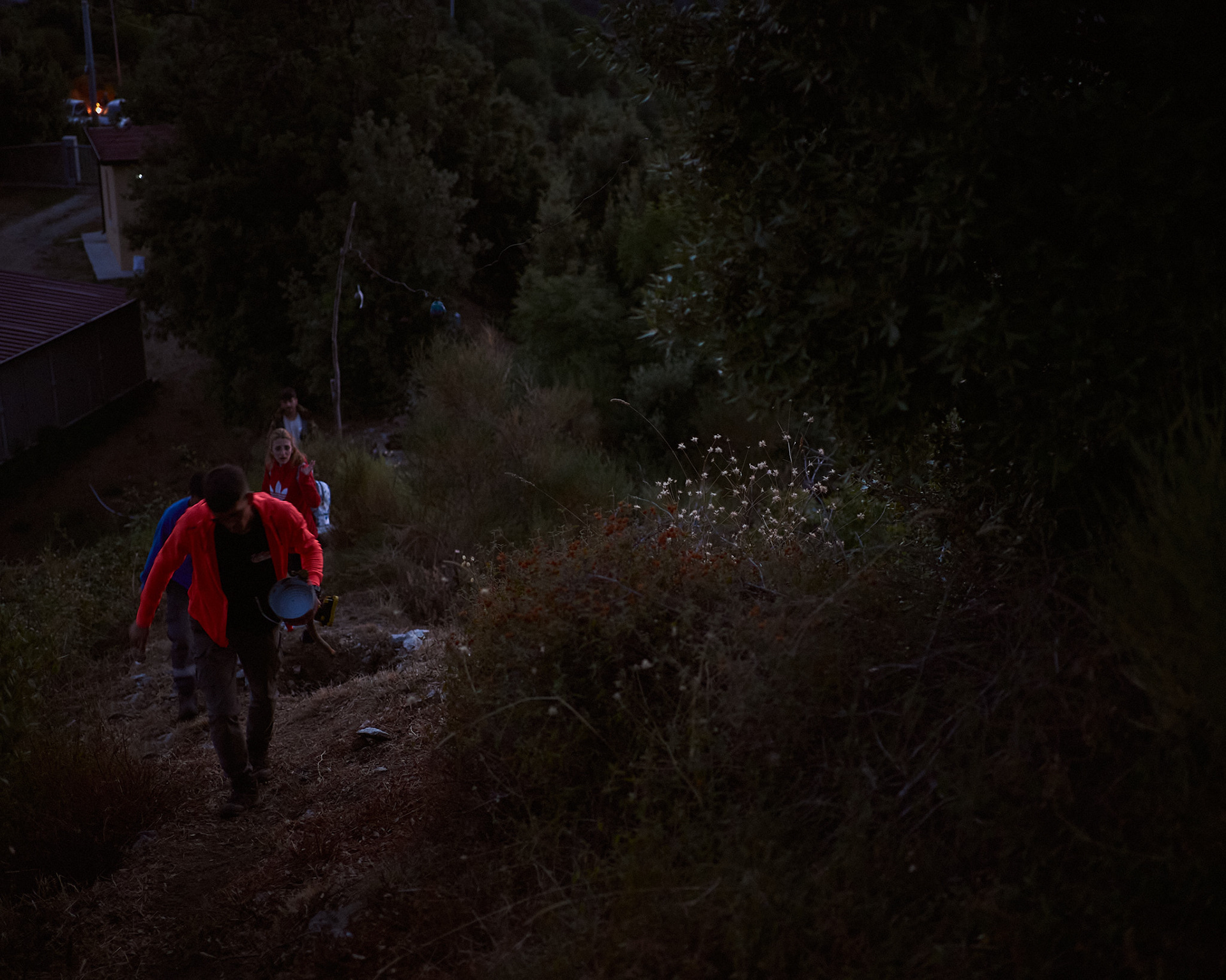 Alle prime note del crepuscolo, quando il sole cala e il buio inizia a intonare il suo canto, i gruppi risalgono le cime lungo i sentieri per accendere contemporaneamente i pupattoli. In quel momento sospeso, sembra che il tempo si sia fermato; ogni suono si amplifica, e in lontananza si percepiscono gli echi e le voci degli altri partecipanti. Tra l’oscurità del paesaggio e l'adrenalina di quel breve istante, lo scenario si carica di un'aura magica.