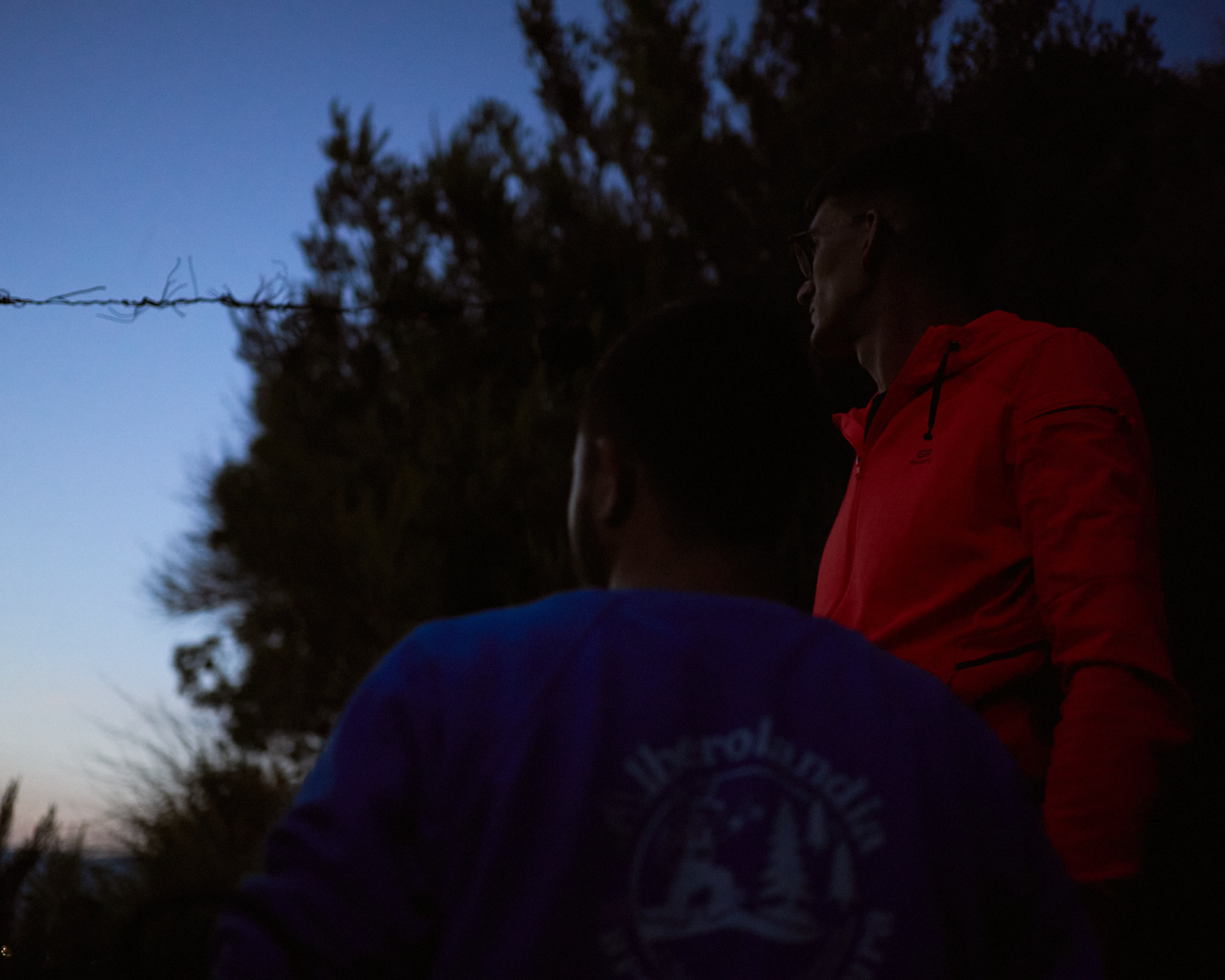 Dopo aver messo in sicurezza i pupattoli, i membri del gruppo attendono con trepidazione il rintocco delle campane che, dal paese di Pentone, darà inizio allo spettacolo pirotecnico “Luminere”. Il paesaggio, avvolto nella quiete crepuscolare, si anima di un'attesa vibrante, i sensi si amplificano e ogni sguardo è rivolto verso il borgo.