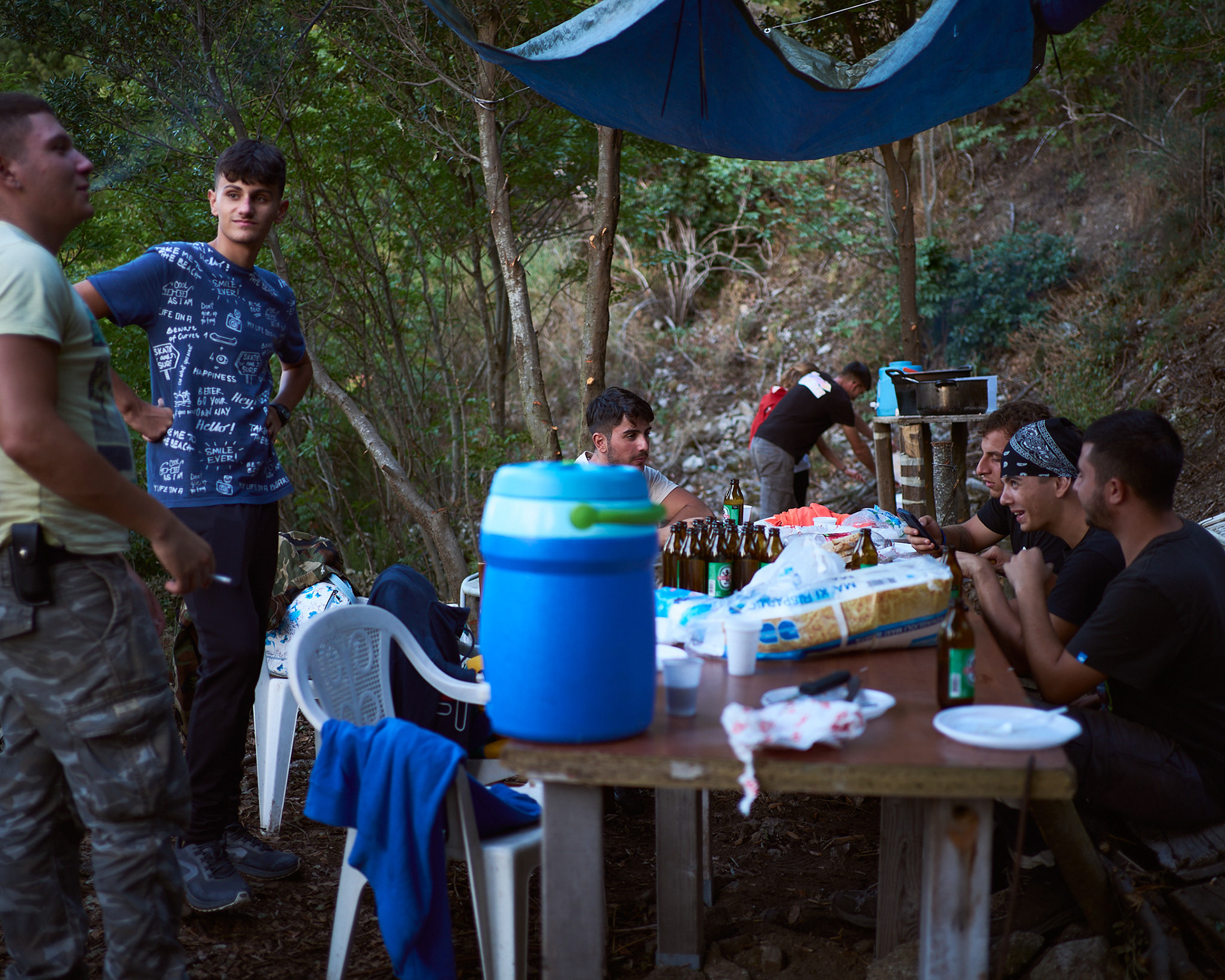 Banchettare con cibo casereccio, vino e birra fino al tramonto non solo è parte integrante dell’evento, ma permette anche di riunire la gente del luogo e chi vive lontano. E’ in quell’istante che si entra in confidenza anche tra sconosciuti, ci si apre al dialogo e si ascoltano storie, pensieri quasi sempre malinconici di chi ancora sopravvive in questi luoghi e chi è emigrato per studio o lavoro.