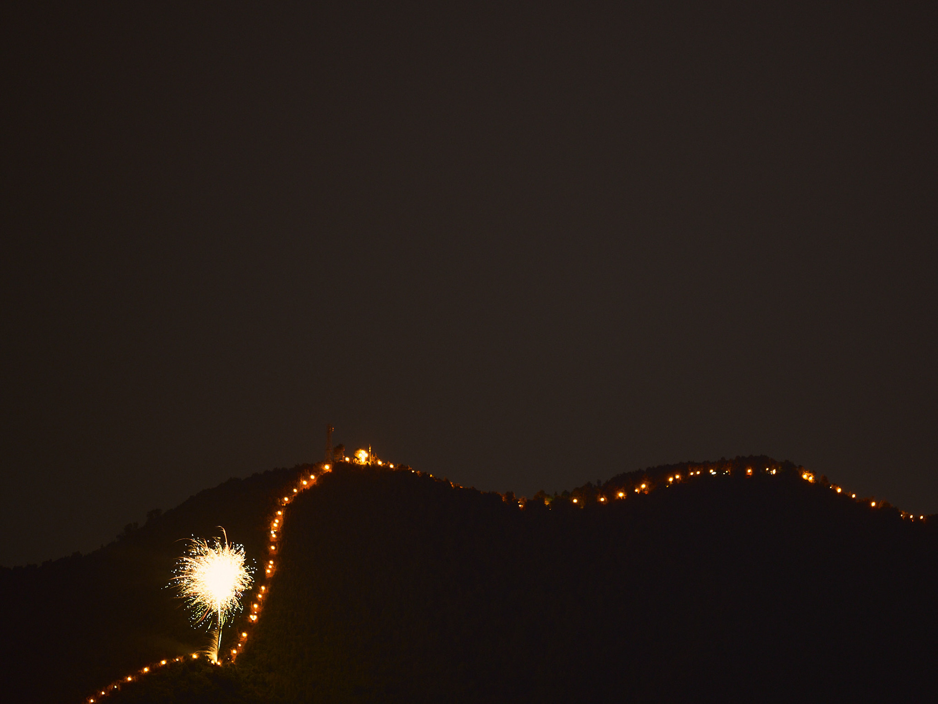 Le creste montuose sopra il comune di Pentone si illuminano formando uno spettacolare serpente di fuoco.
