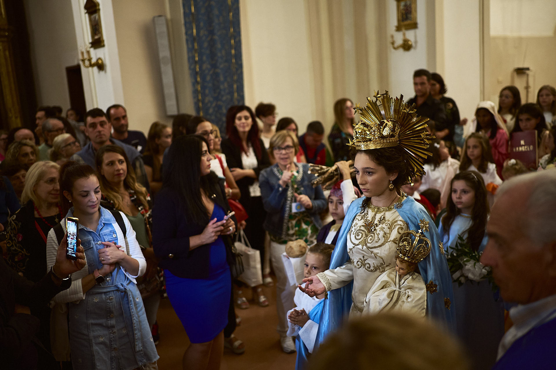 I fedeli accolgono con sentimento e ammirazione la ragazza designata a rappresentare la Madonna delle Grazie