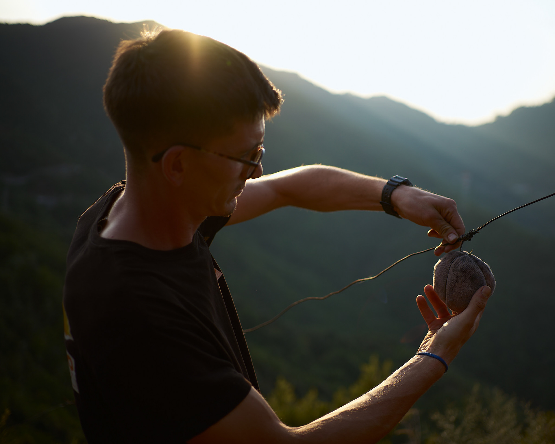 I pupattoli vengono accuratamente appesi a un unico filo di ferro, distanziati circa 2 metri l'uno dall'altro. E’ un compito difficile e sopratutto ogni membro ha una responsabilità enorme, infatti ogni pupattolo va posizionato in una ristretta area senza però compromettere o mettere a rischio il luogo. La tensione di questa responsabilità è alta e si manifesta nei gesti meccanici con cui i partecipanti fissano con precisione e attenzione le stoffe sui fili.