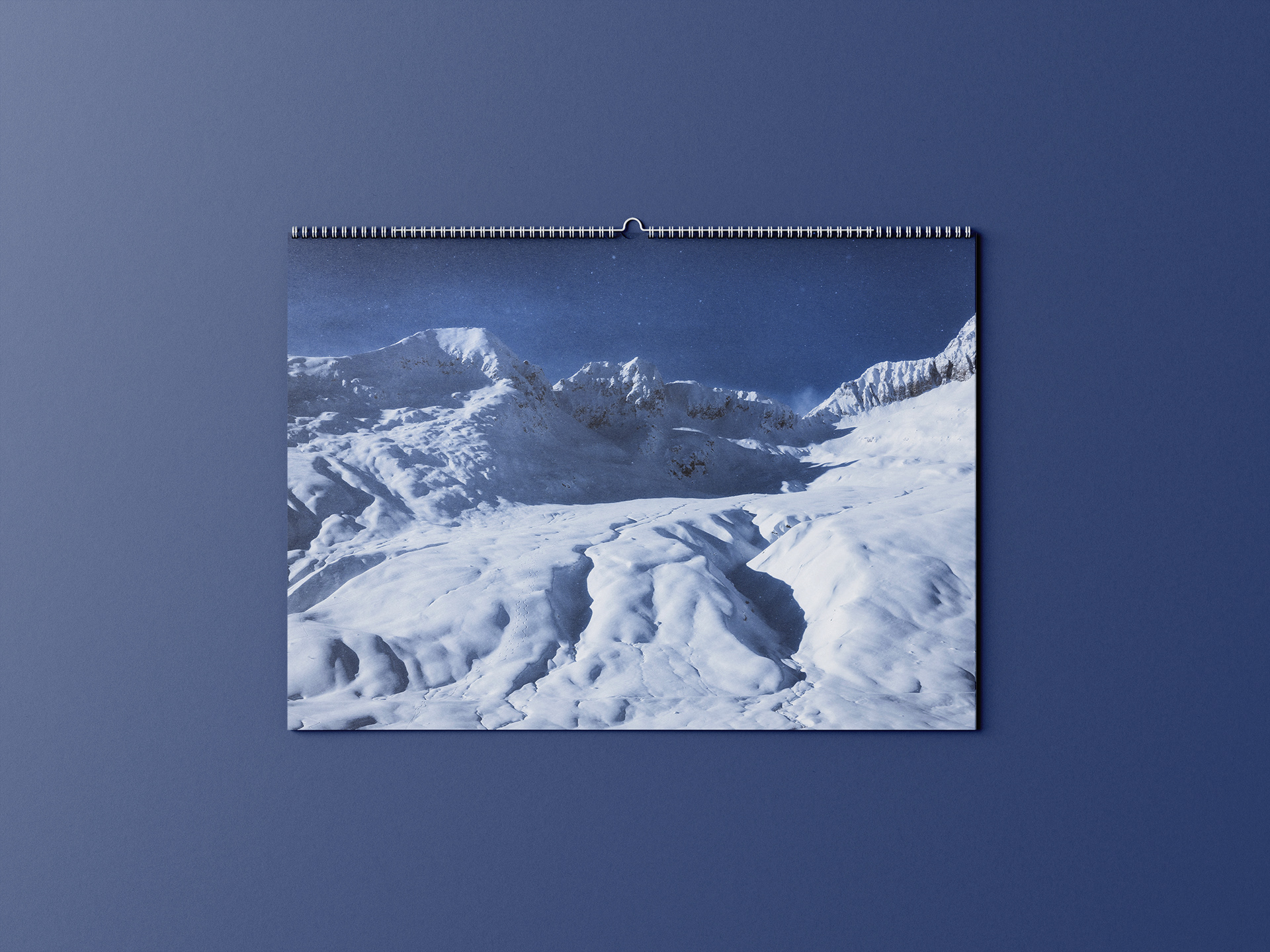 Fotos vom Schneesturm, der das Haar zerzaust