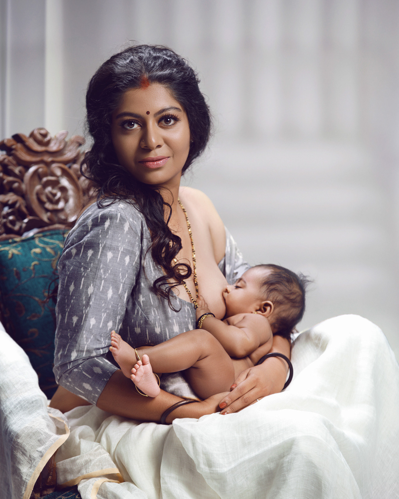 actress kashthuri breast feed shoot  
