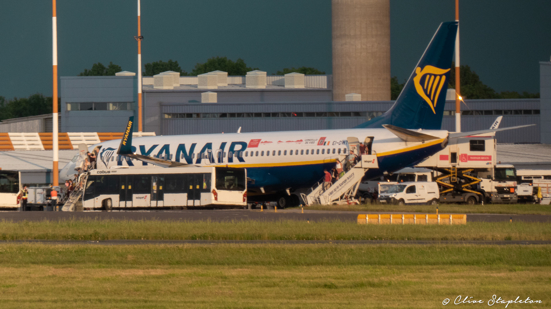 Ryanair Boeibng 737-800 arriving at EMA 9 June 2019