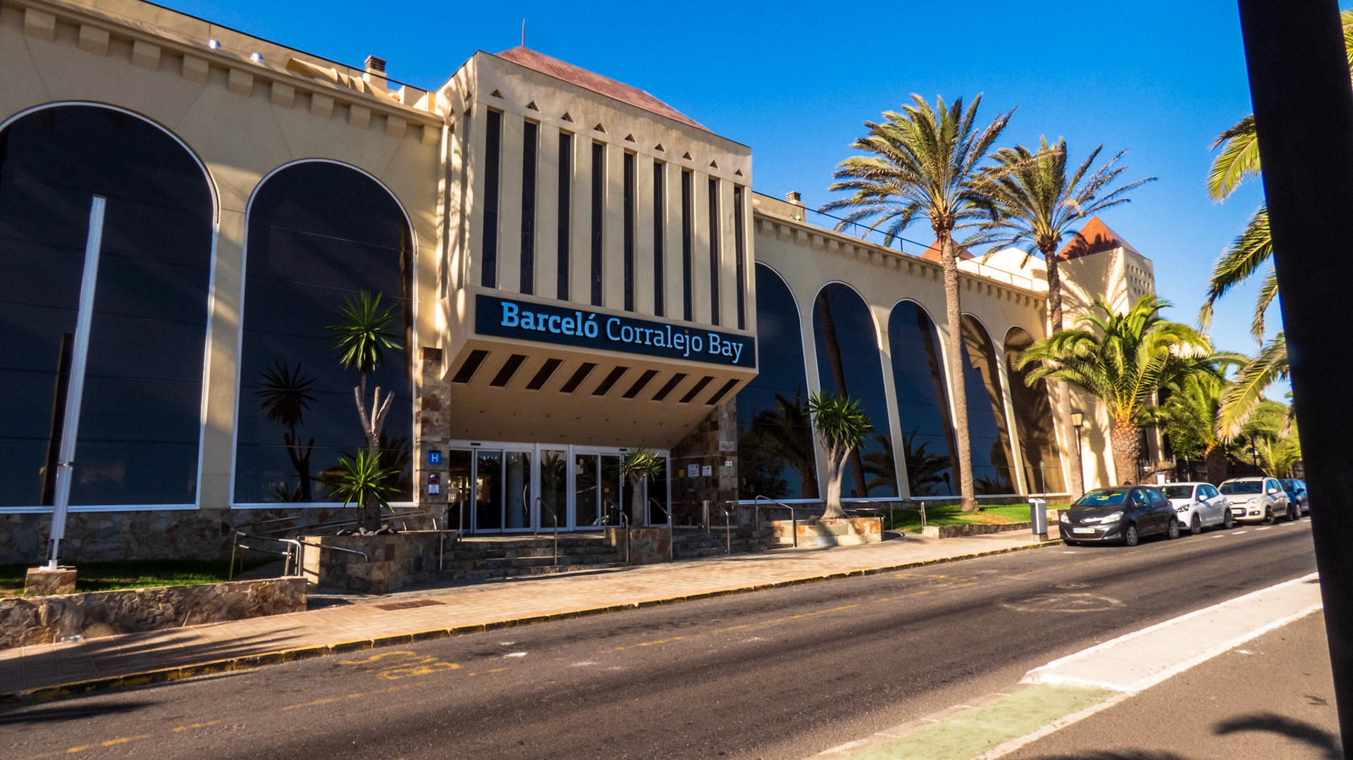 Picuture of the grand enterance to Barcelo Corralejo Bay Hotel,