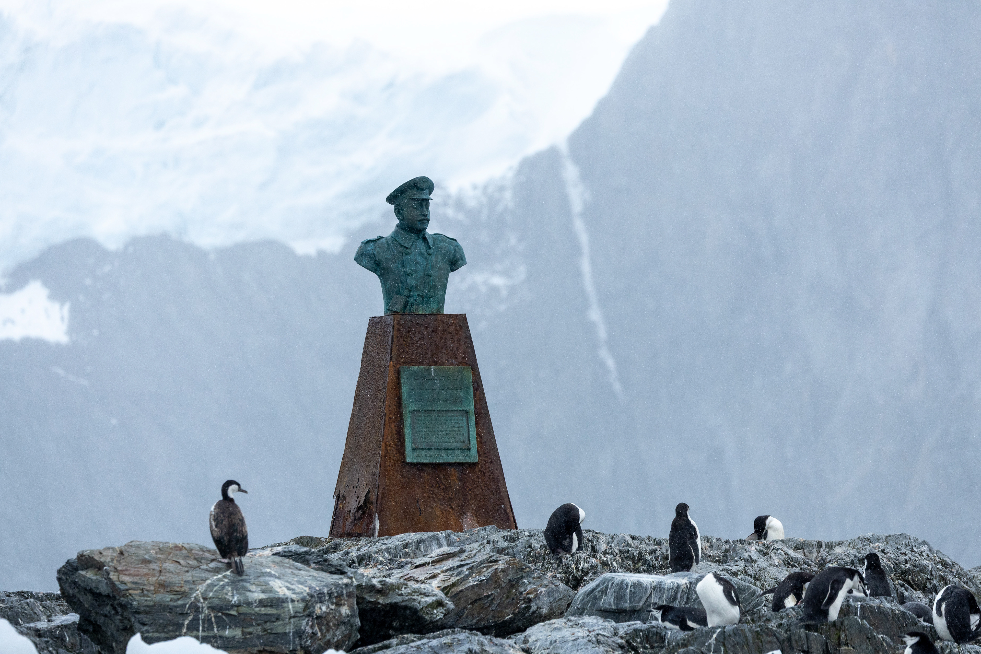 Statue von Luis Pardo Villalón, Kaptain der Yelcho in Point Wild