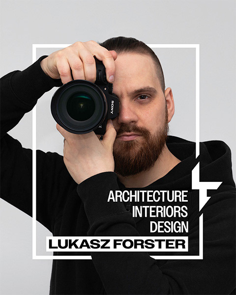 Photograph of Lukasz Forster holding a Photo Camera