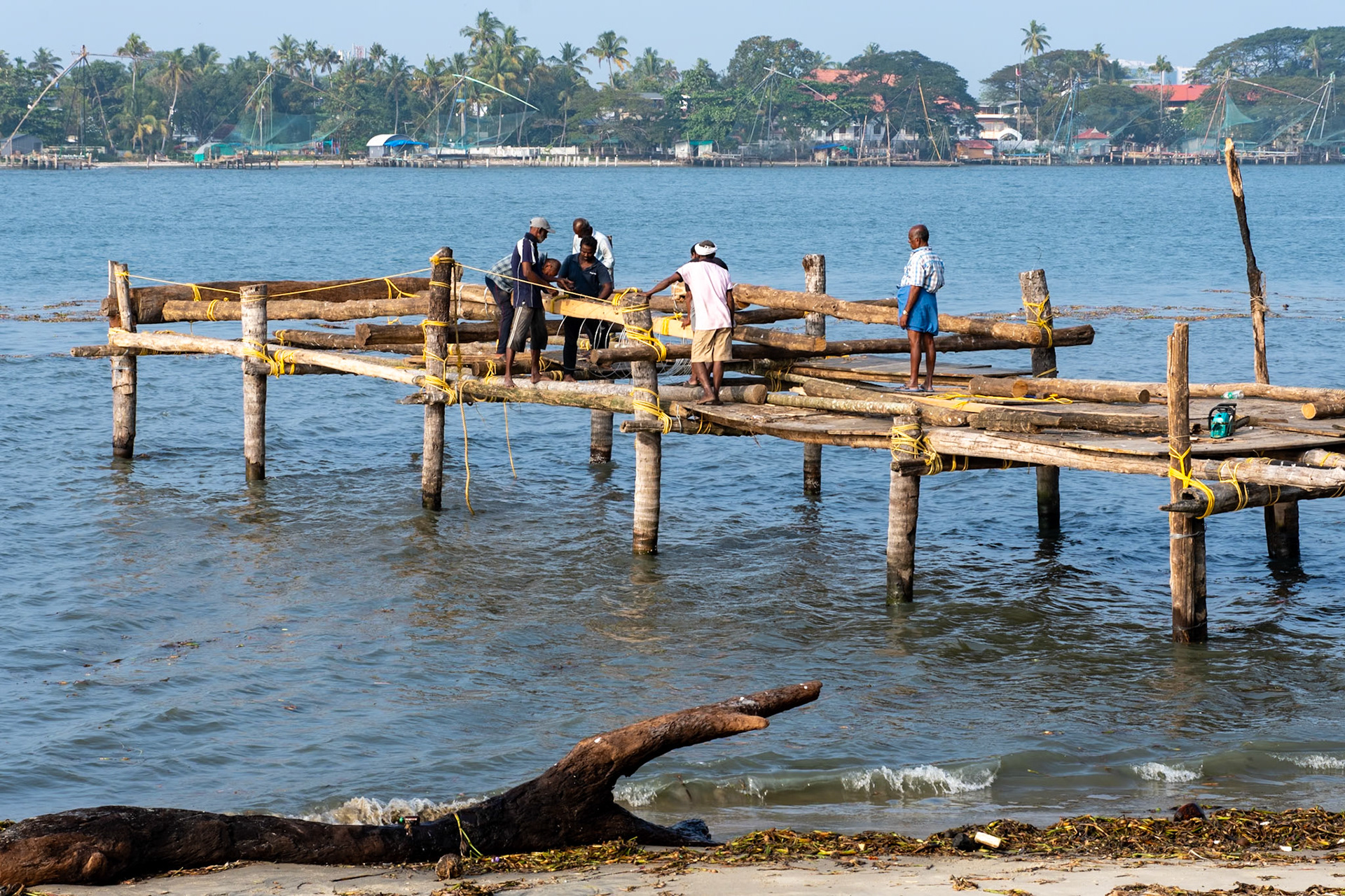 Rebuilding Chinese fishing net, Kochi