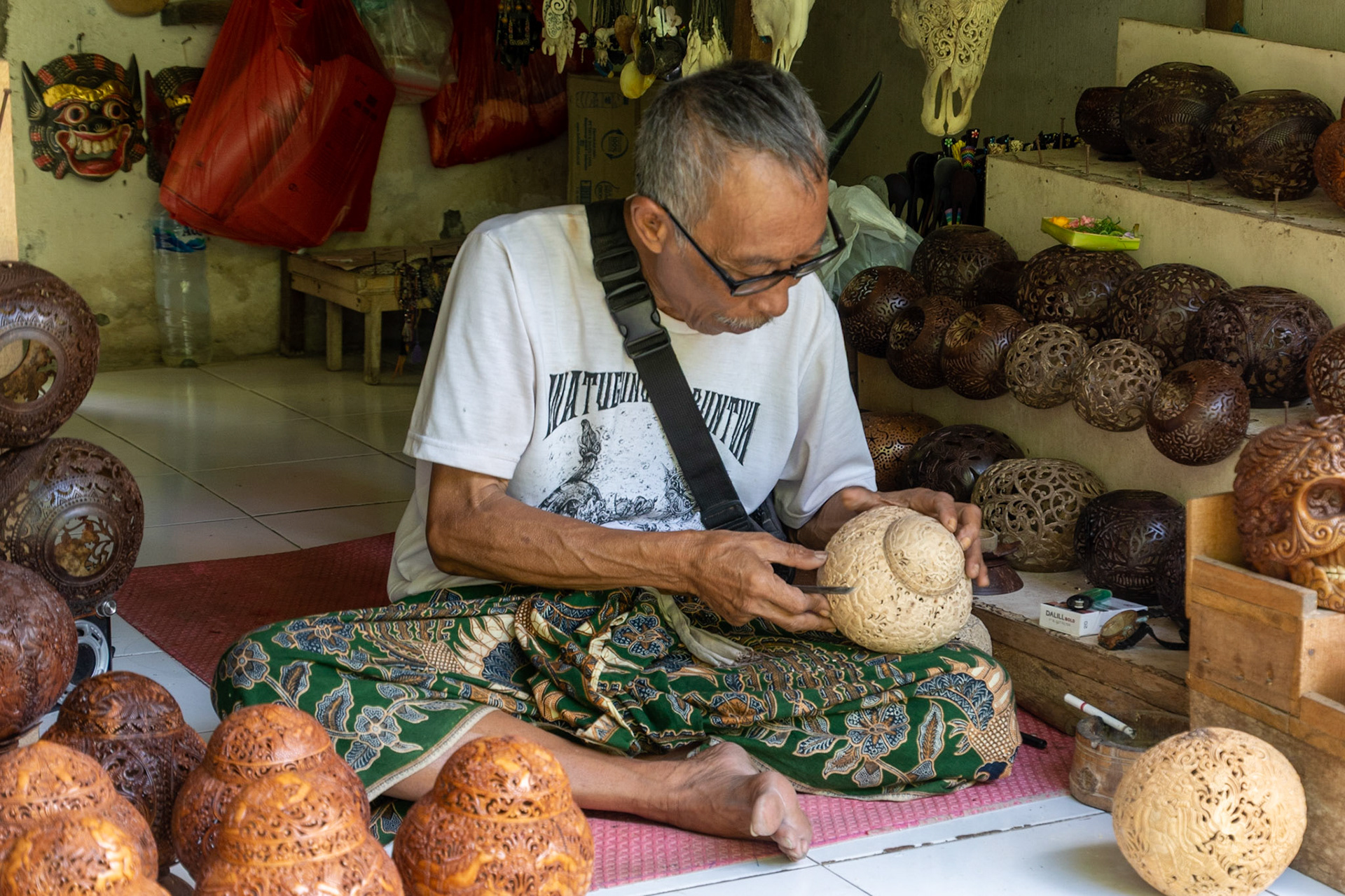 Balinese gentleman carving coconut husk, Tebing Gunung Kawi Temple, Ubud, Indonesia