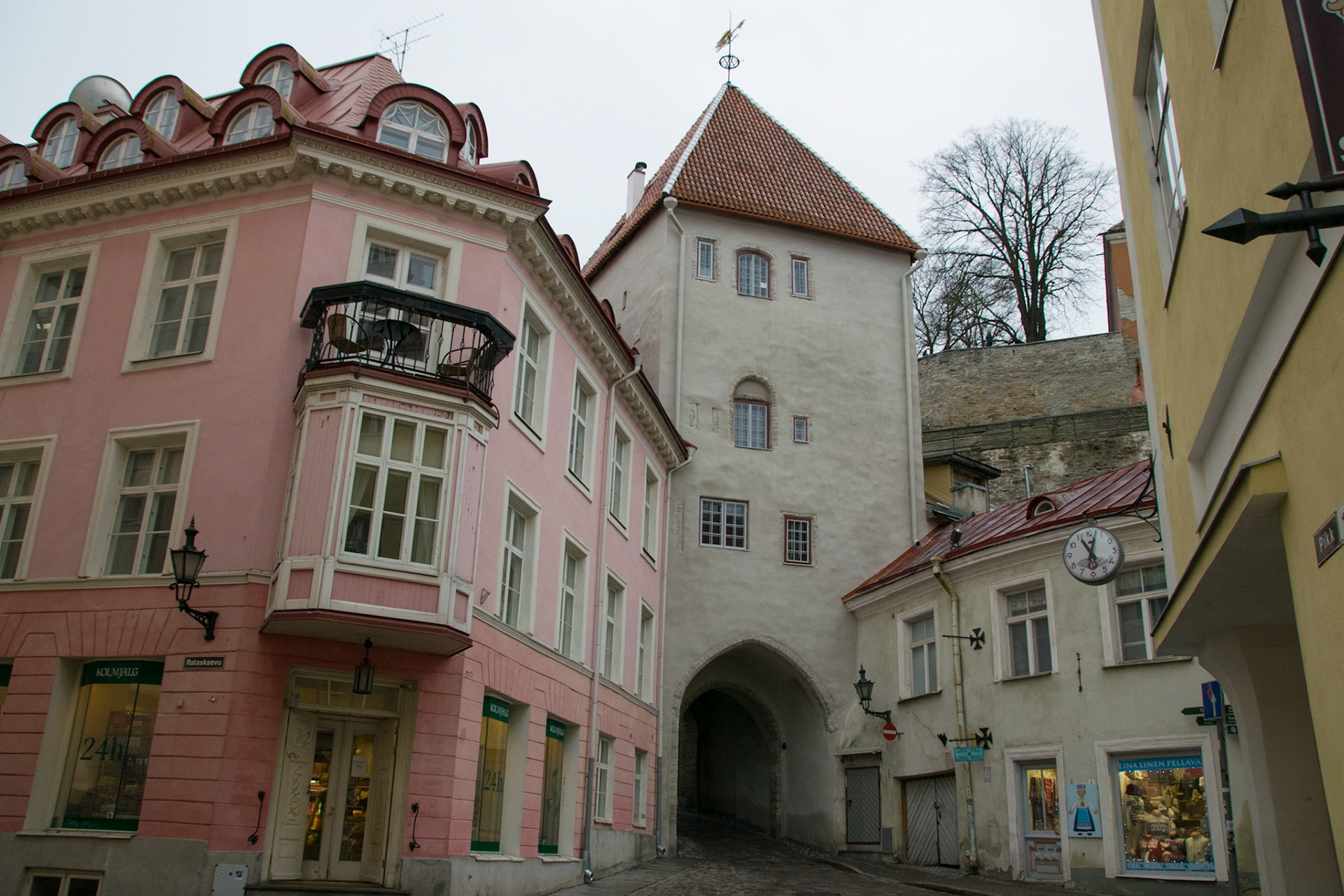 Pikk Jalg Gate, Tallinn