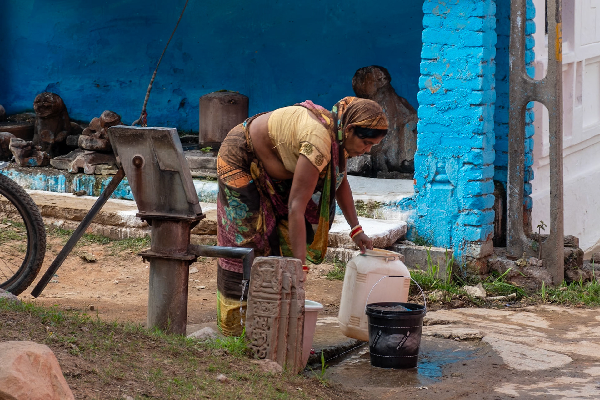 Collecting water, Khajuraho