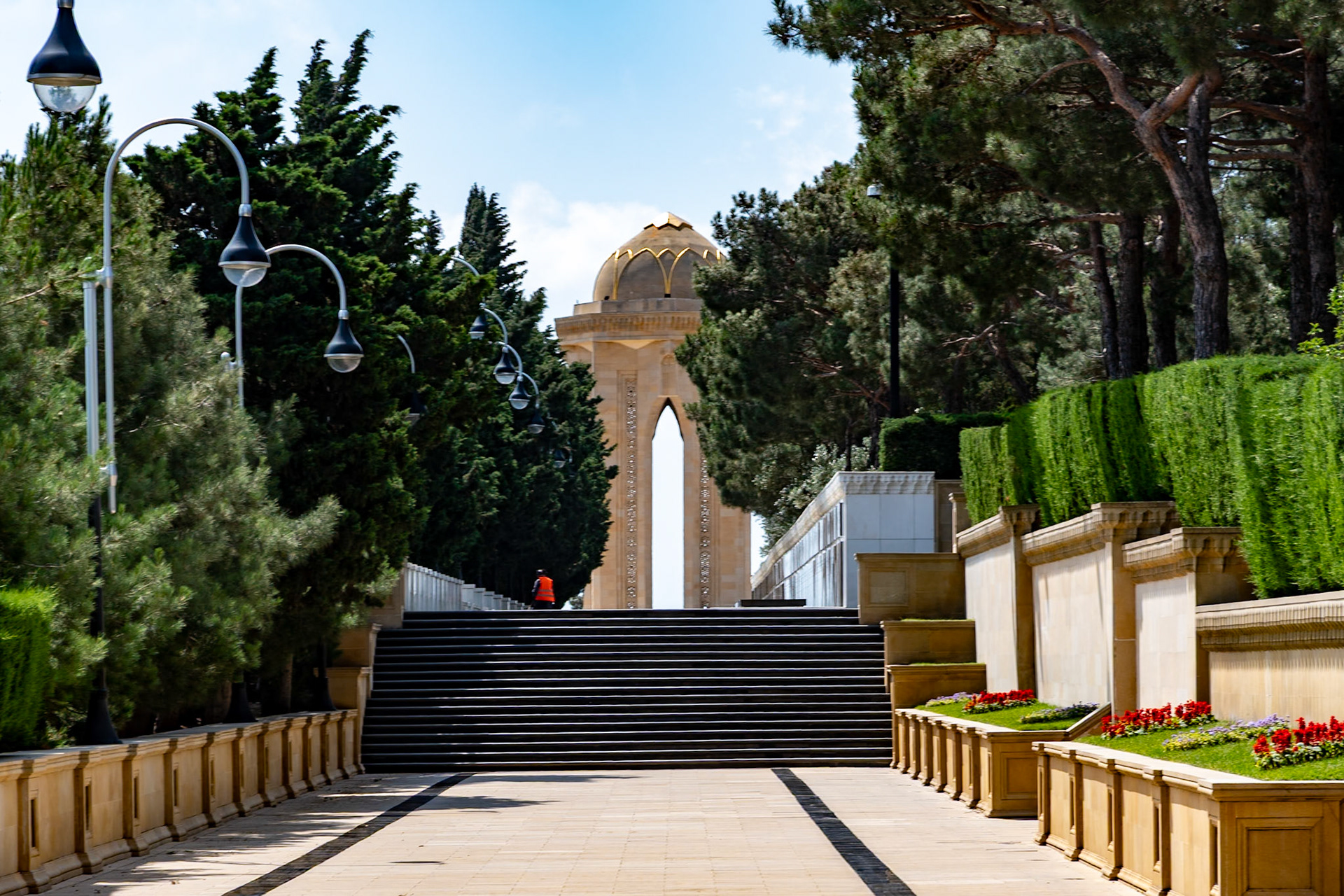 Sahidler Xiyabani (memorial to Soviet agression), Baku