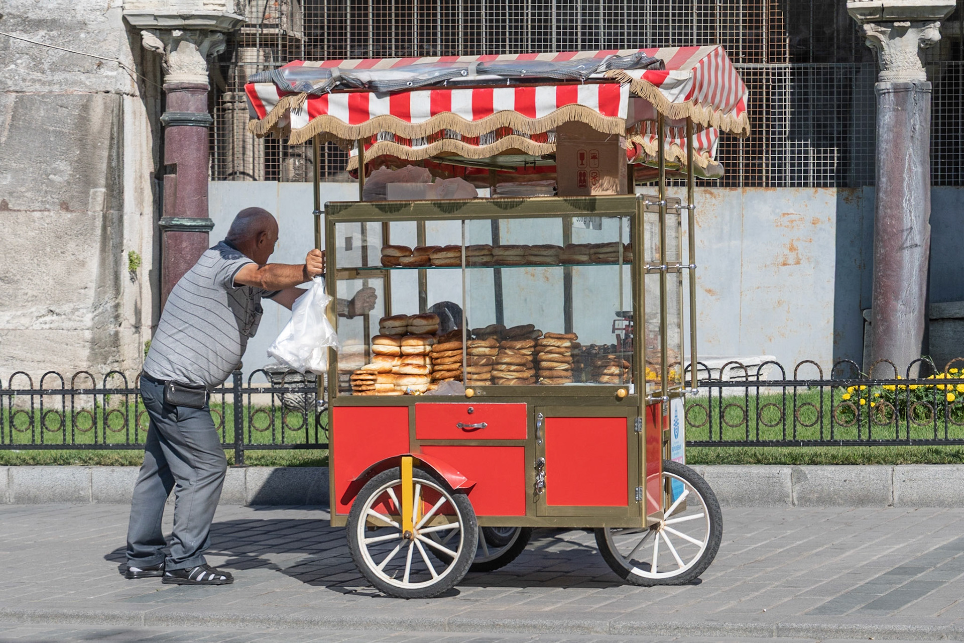 Bread vendor, Istanbul, Turkiye