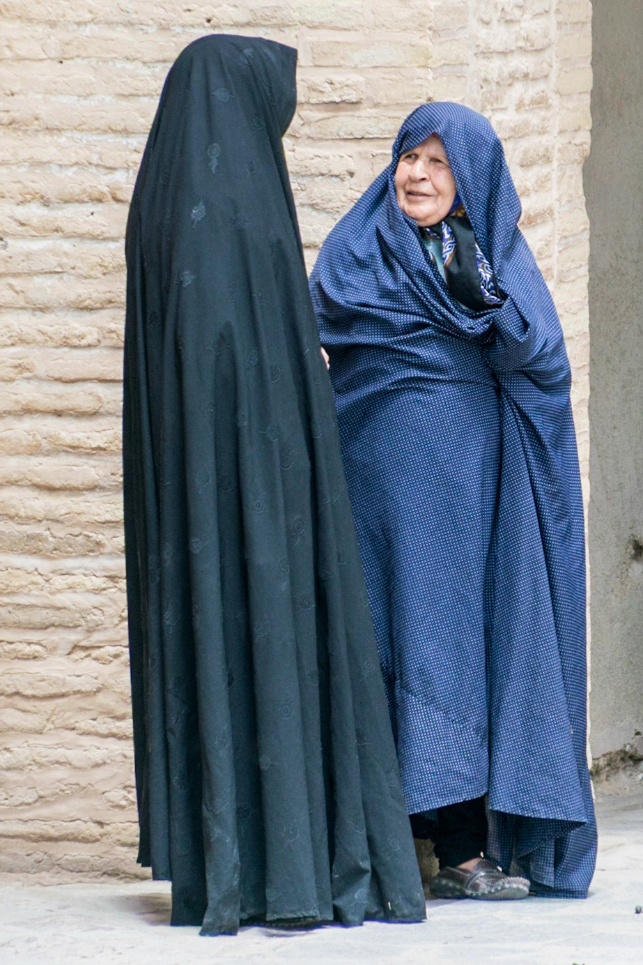 Two ladies chatting, Nain, Iran, 2017