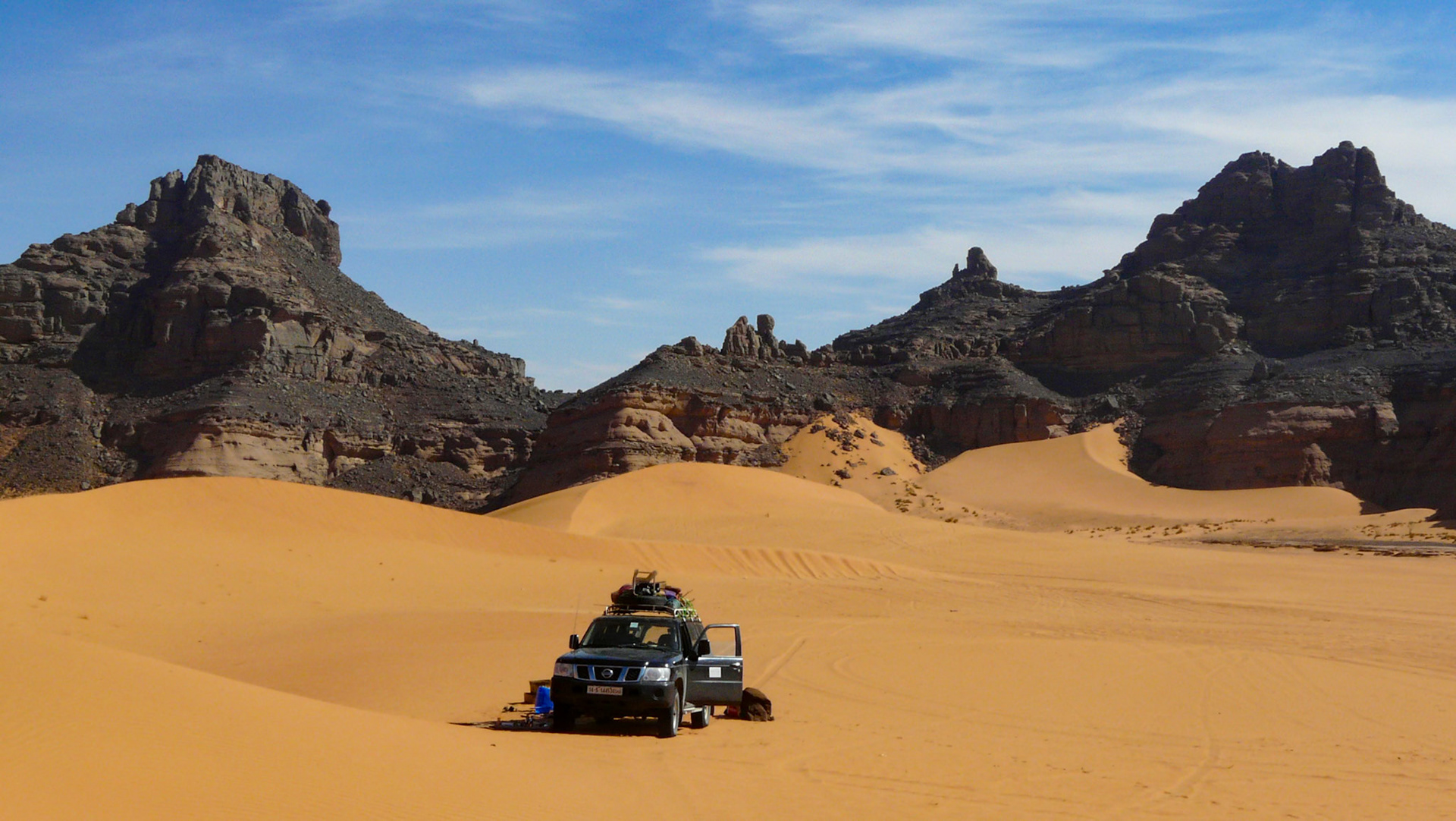 Lunch stop near Afozedzhar Arch, Southern Akakus