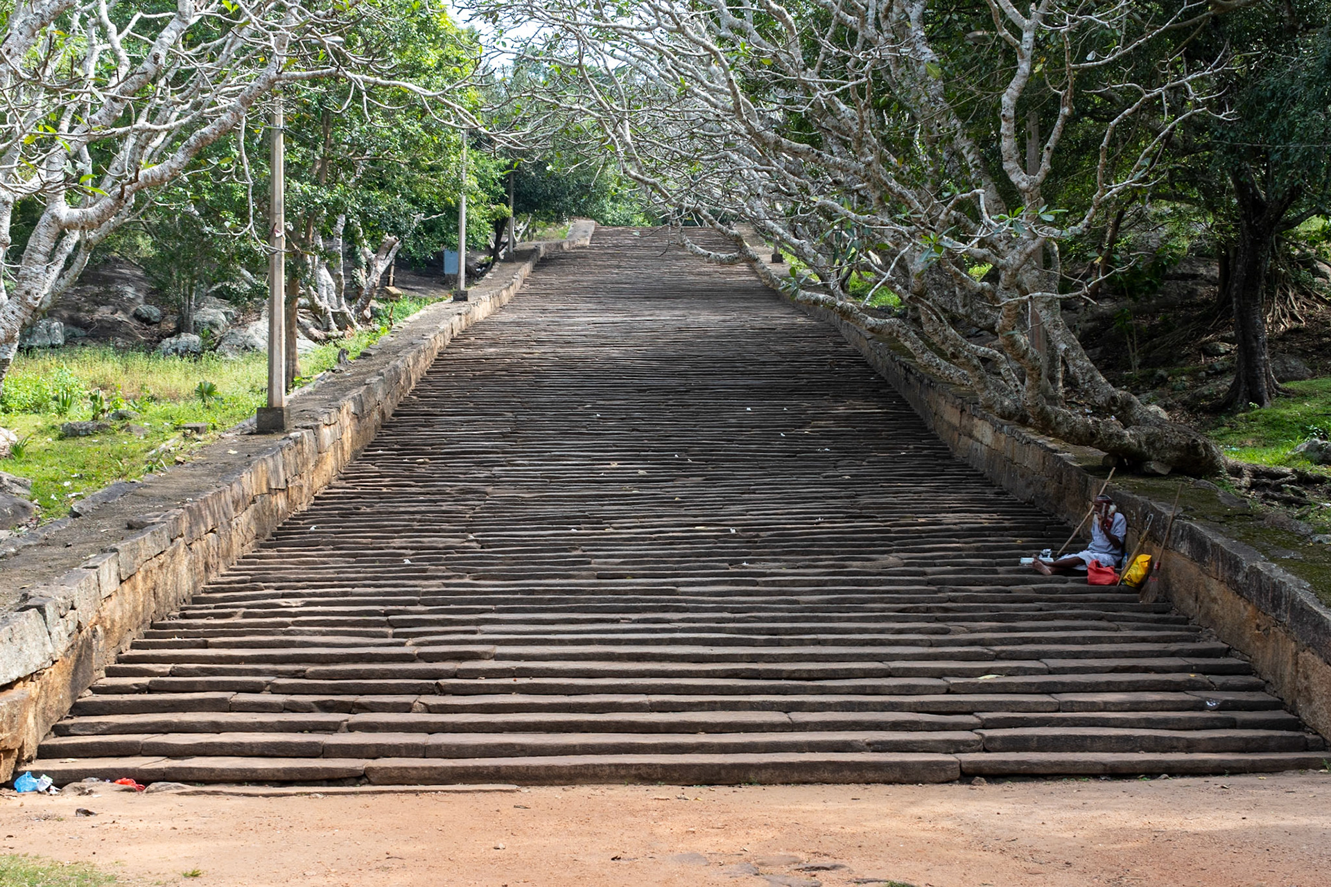 Approach to Mihindu Seya, Mihintale