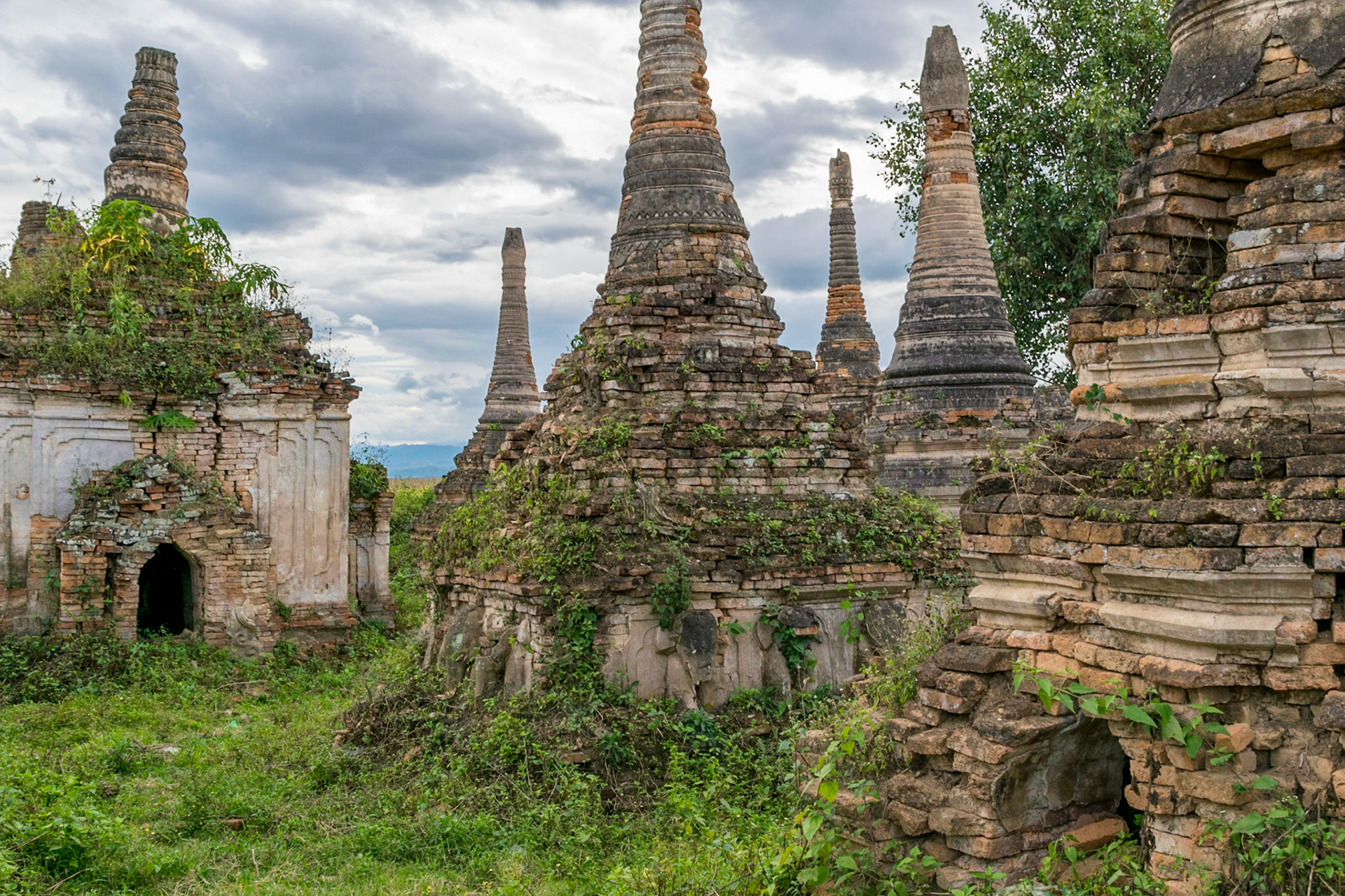 Taw Mwe Khaung Pagoda, near Sagar