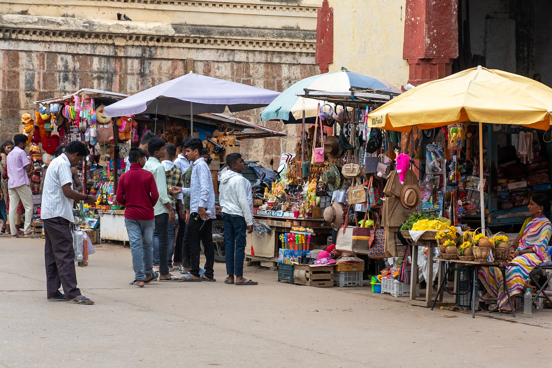 Souvenir stalls, Shri Ranganathaswami Temple, Srirangapatna