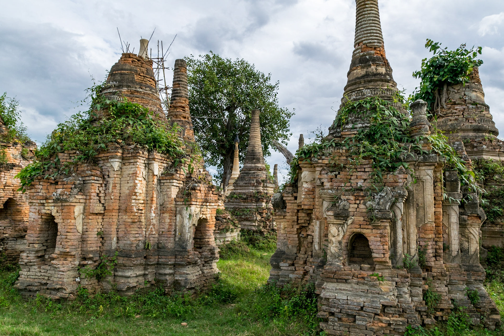 Taw Mwe Khaung Pagoda, near Sagar