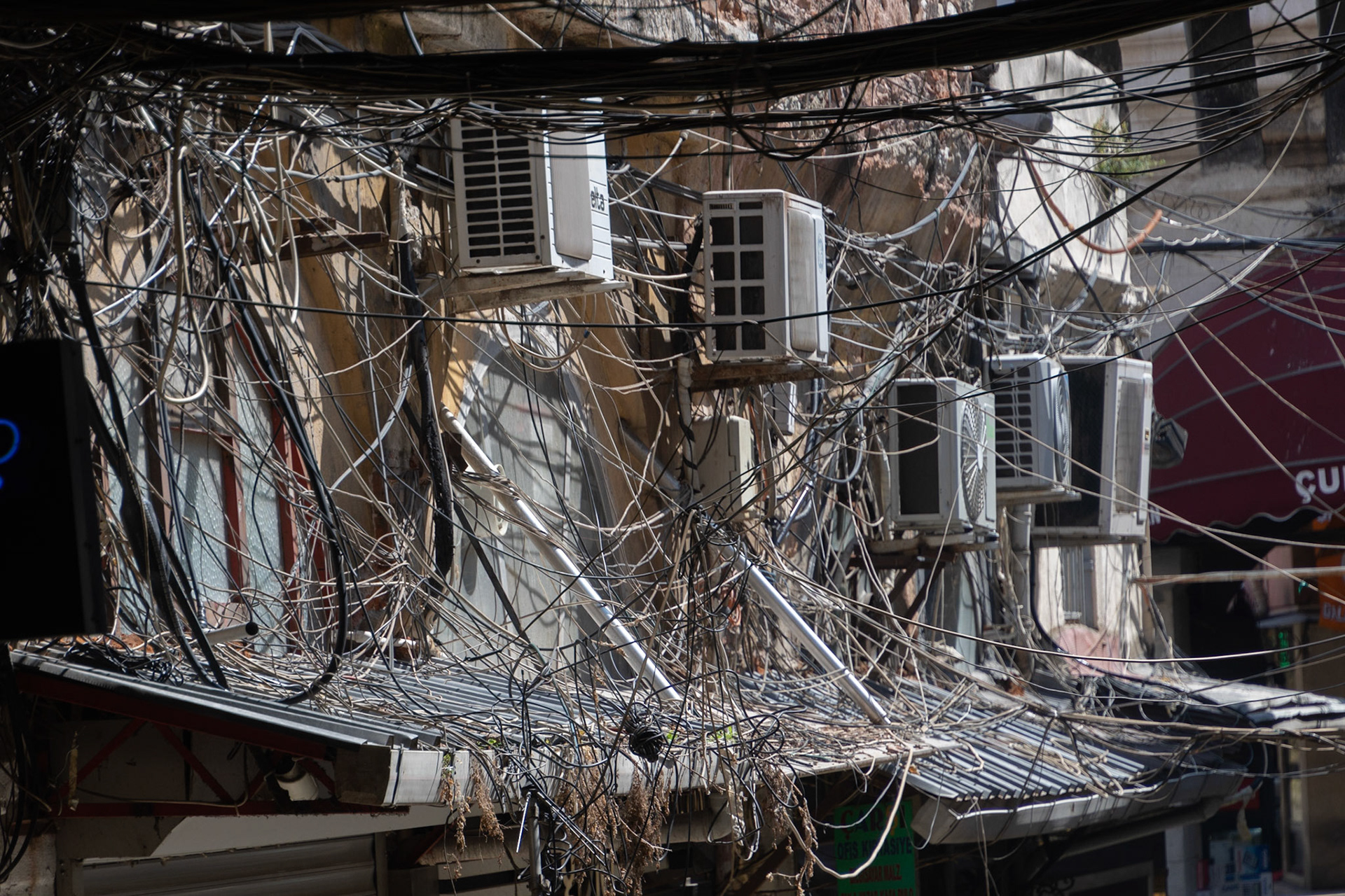Chaotic cabling, Grand Bazaar, Istanbul