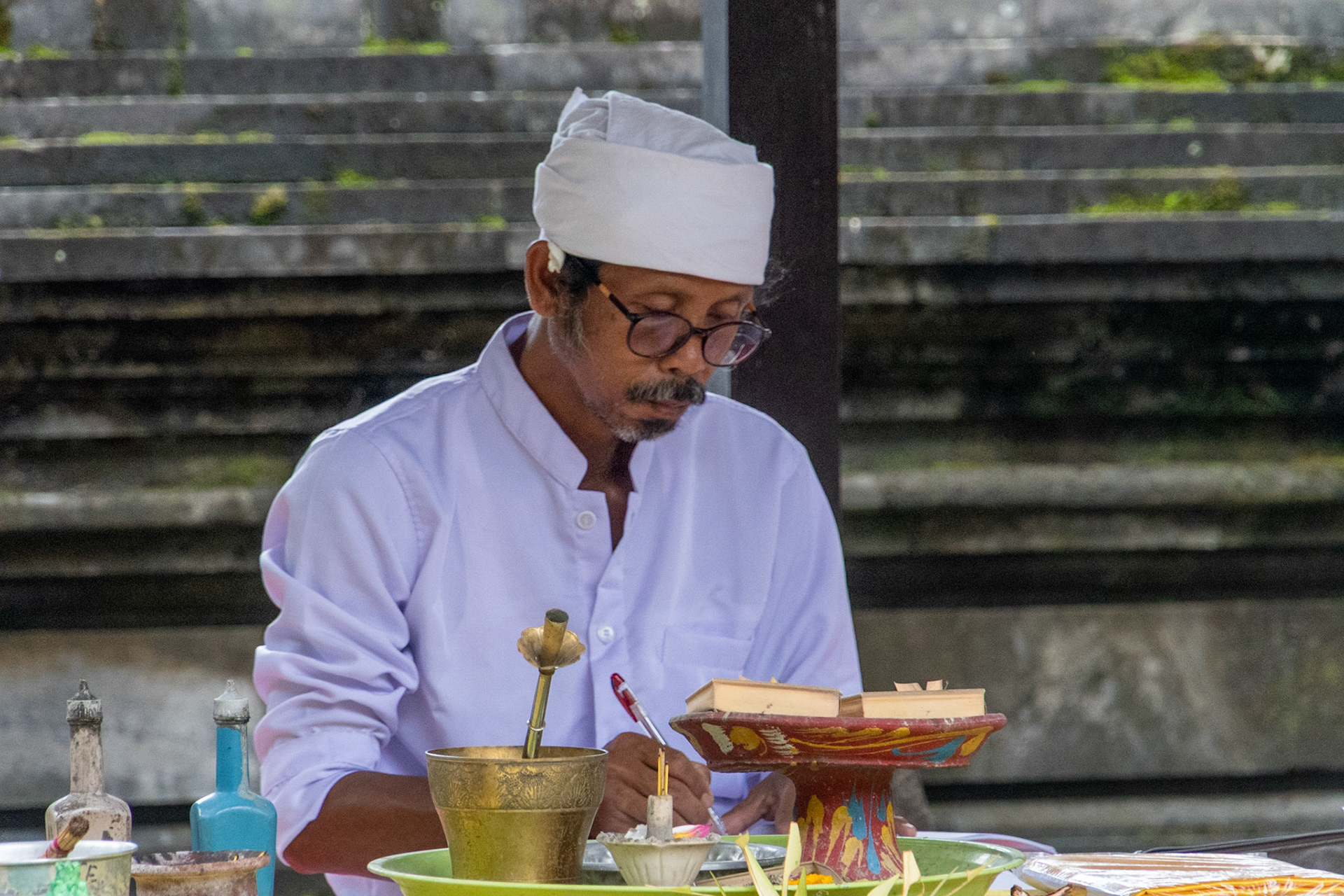 Priest, Tebing Gunung Kawi Temple, Ubud, Indonesia