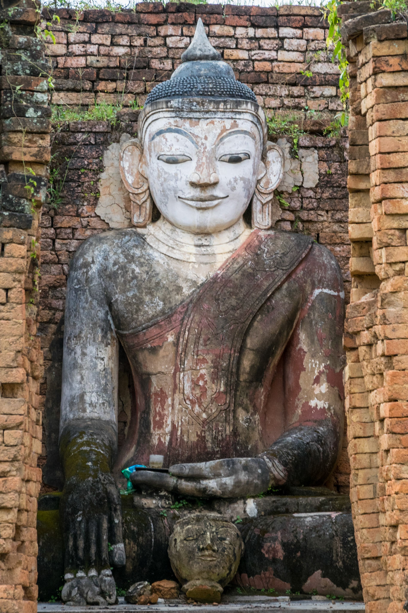 Sitting Buddha, Taw Mwe Khaung Pagoda, near Sagar