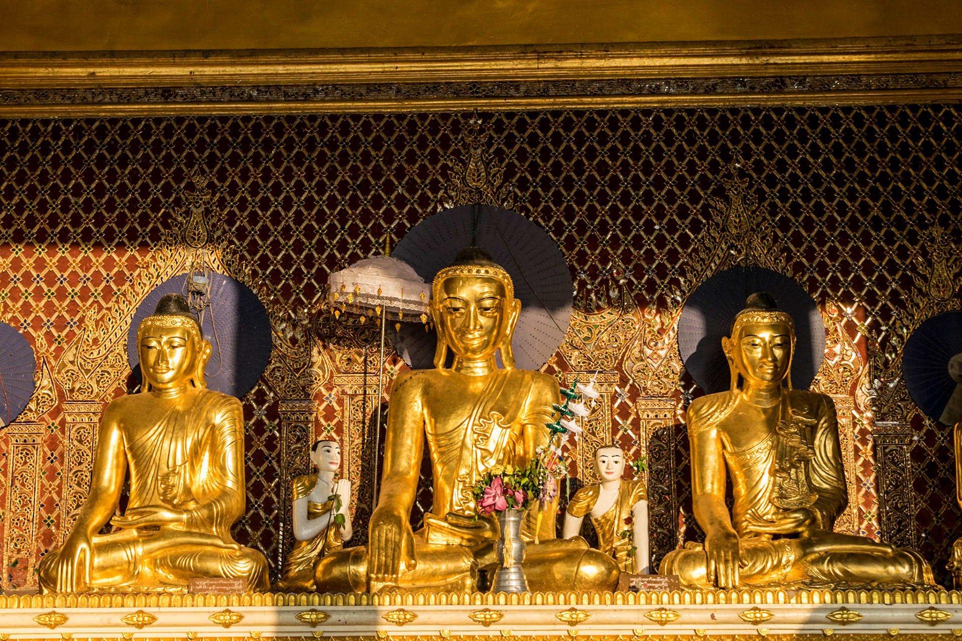 Sitting Buddhas, Shwedagon Pagoda, Yangon
