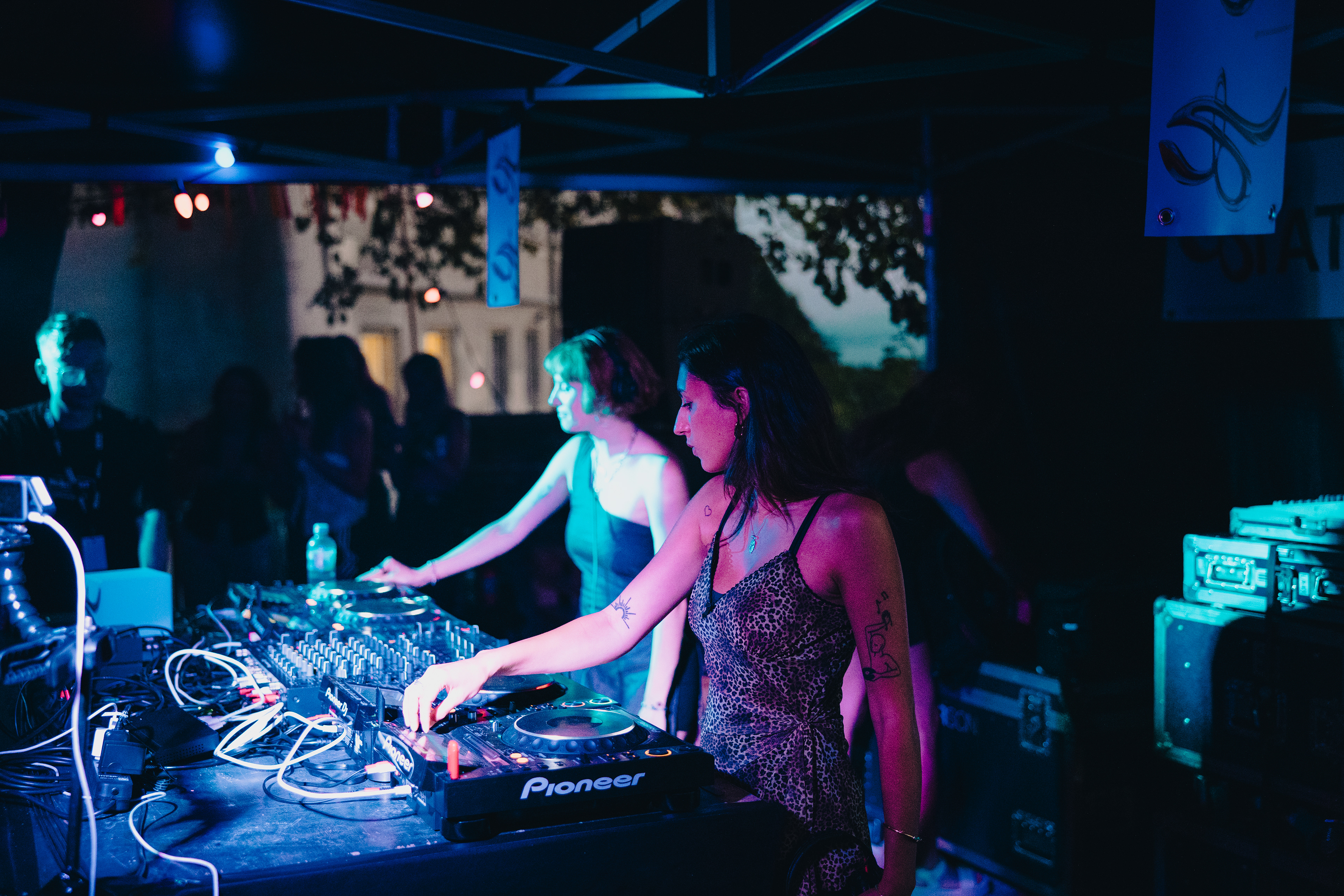 Nahomi&Eva May © Nikita Thévoz